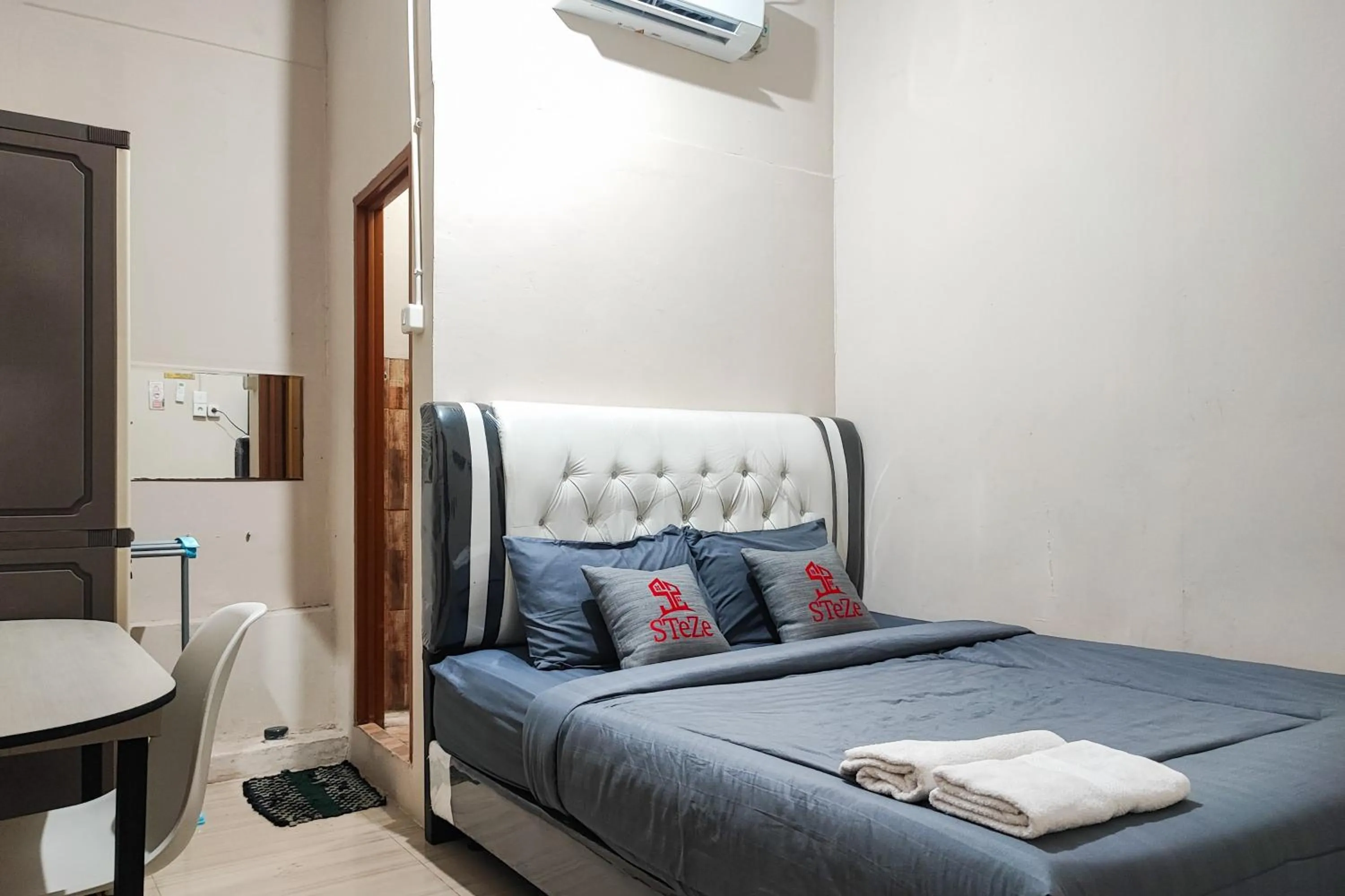 Bedroom, Bed in Urbanview Hotel Syariah near Jamtos