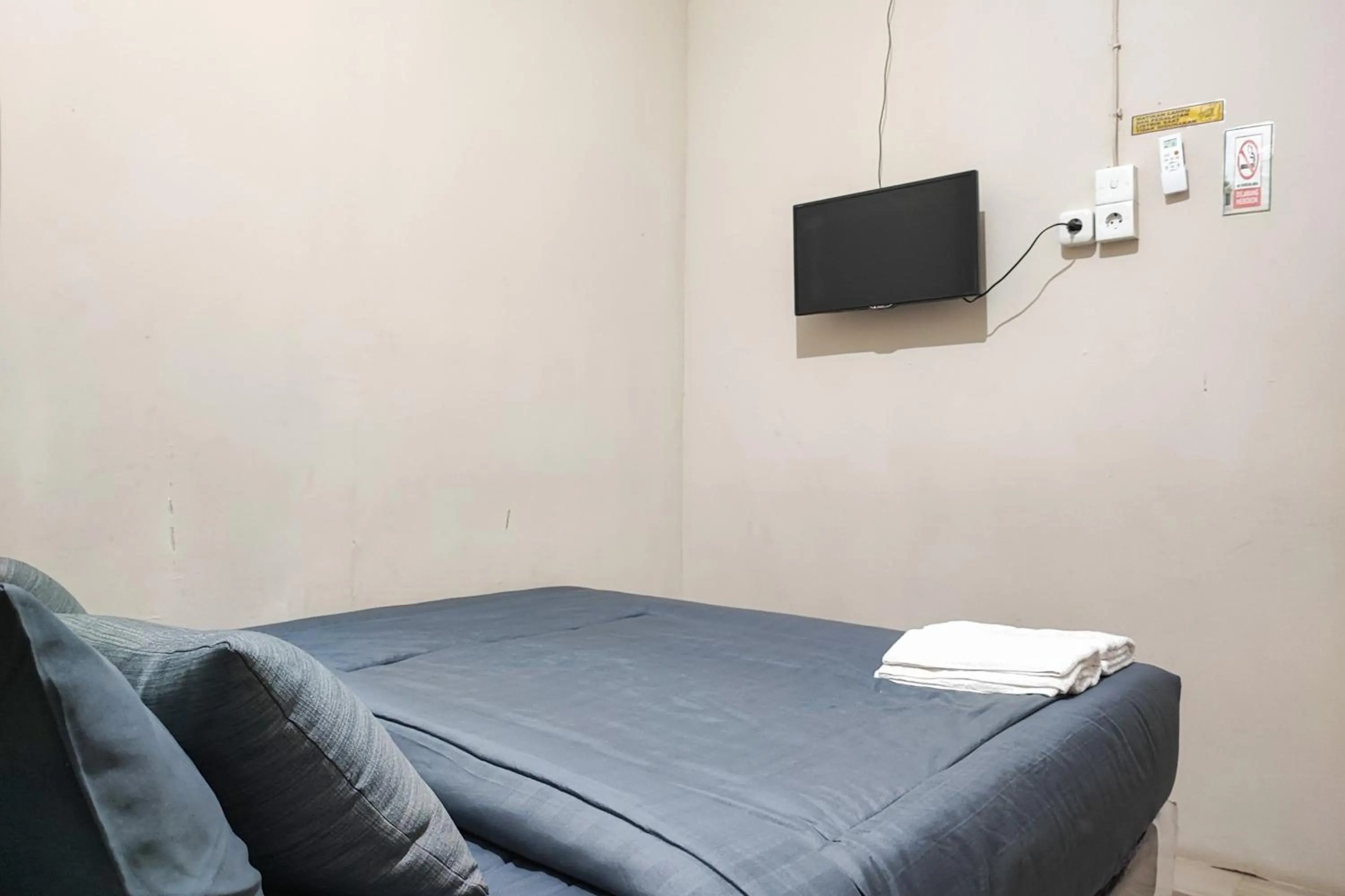 Bedroom in Urbanview Hotel Syariah near Jamtos