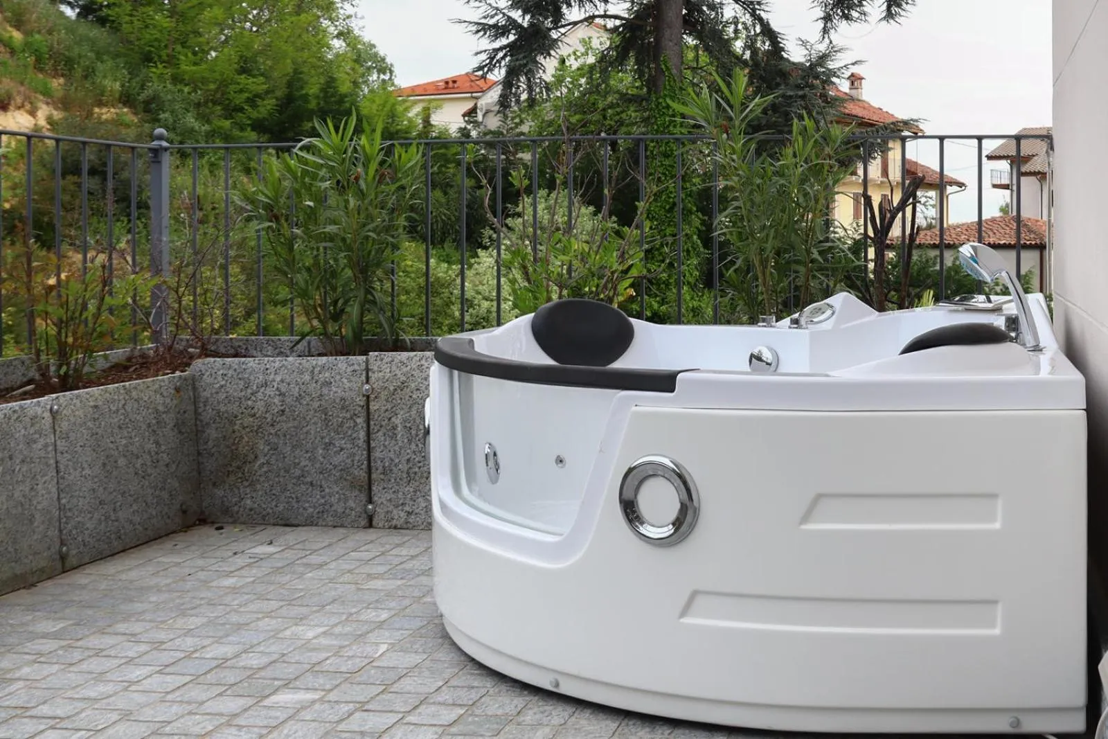 Hot Tub in Villa Nonna Cicci Boutique Hotel - SPA