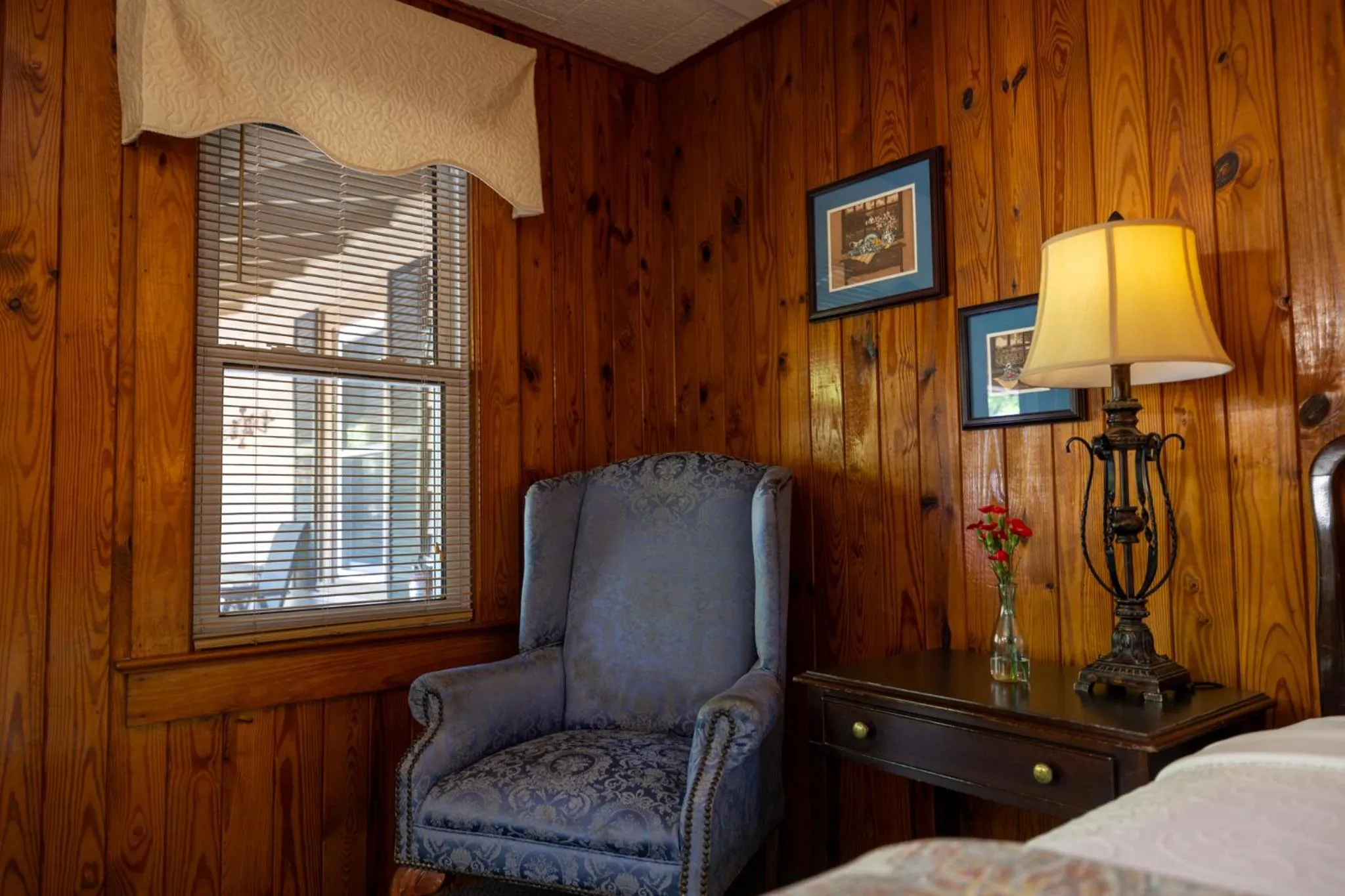 Seating area, Bed in Mountainaire Inn and Log Cabins