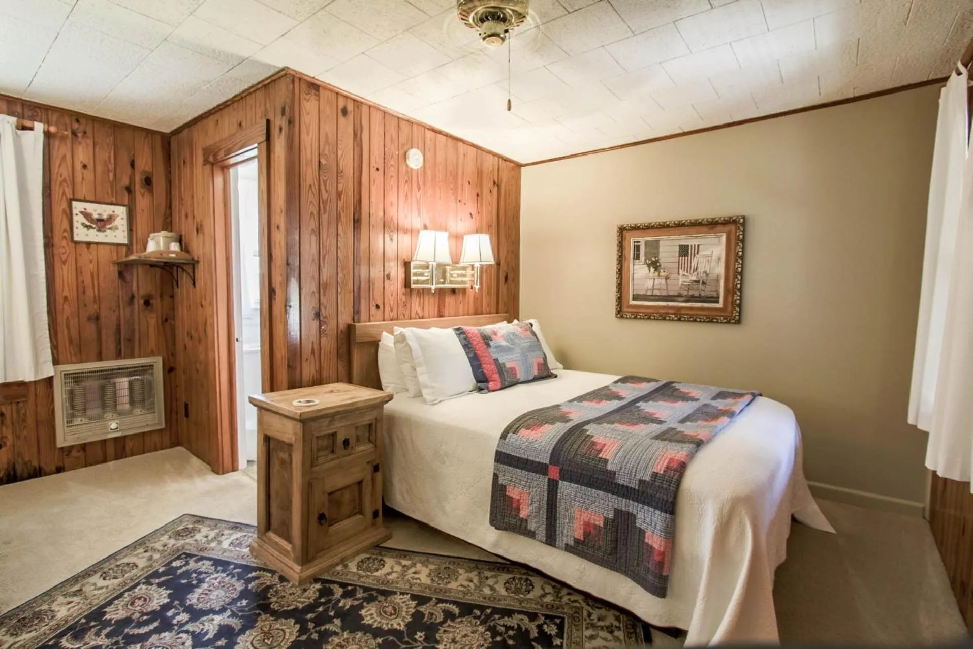 Bed in Mountainaire Inn and Log Cabins