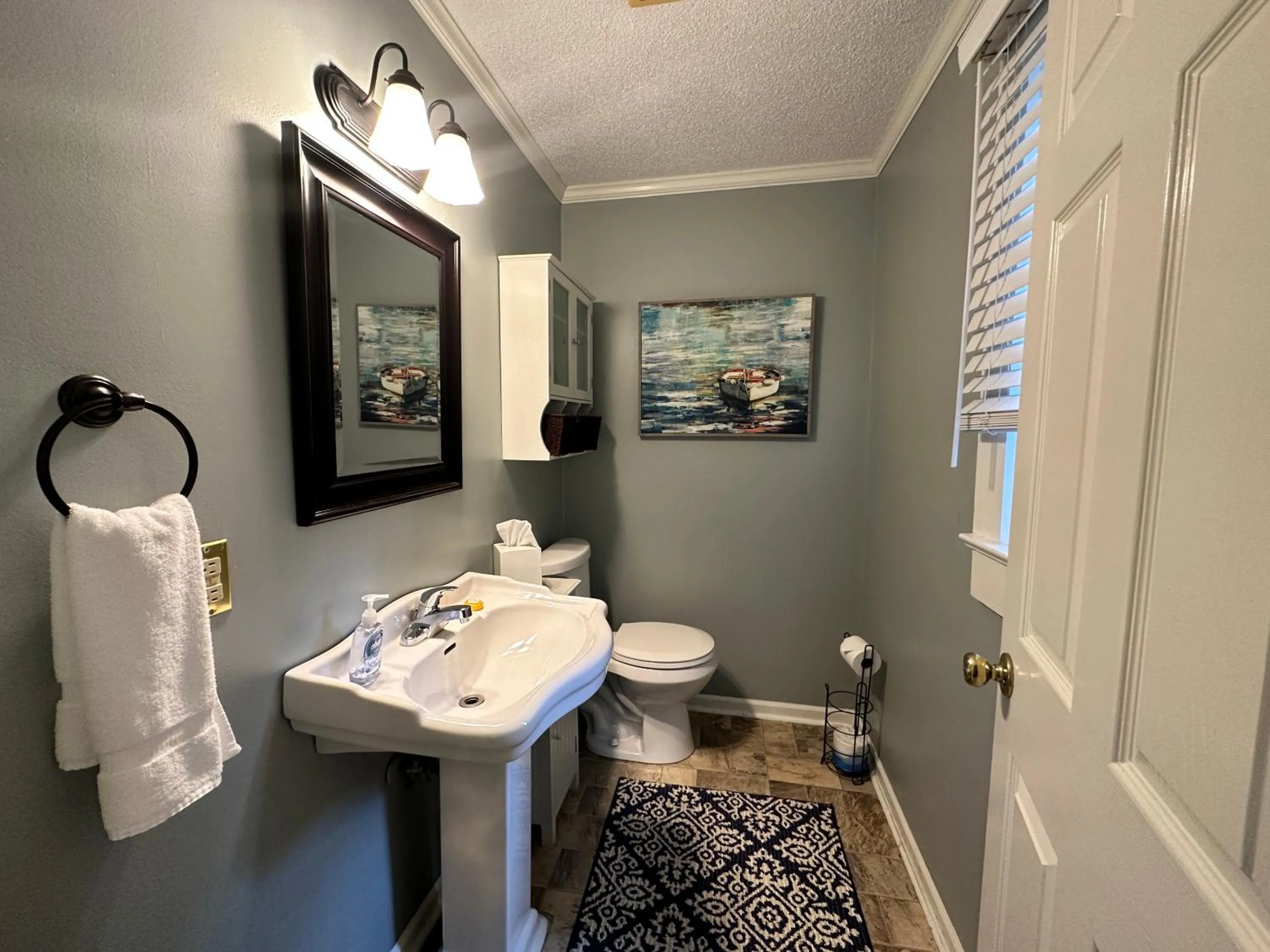 Bathroom in Mountainaire Inn and Log Cabins