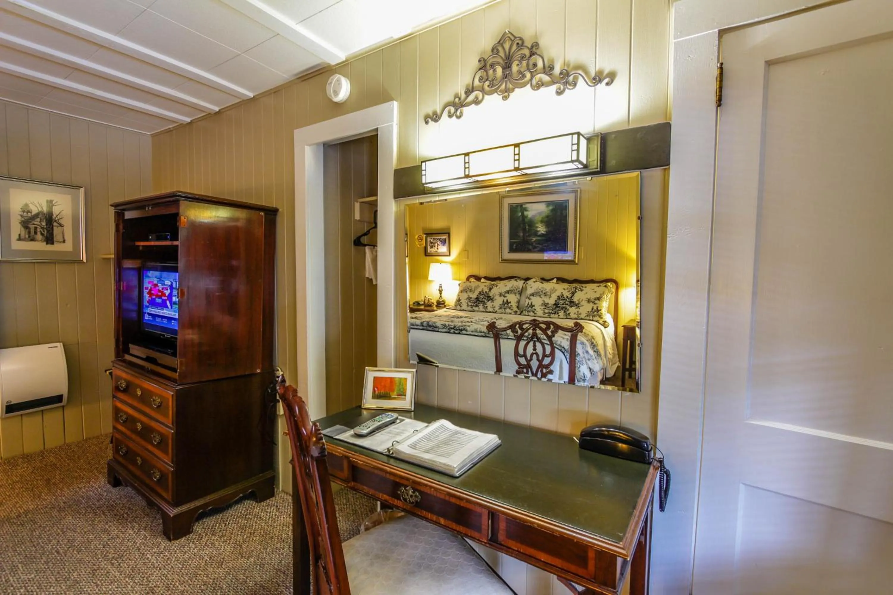 TV and multimedia in Mountainaire Inn and Log Cabins