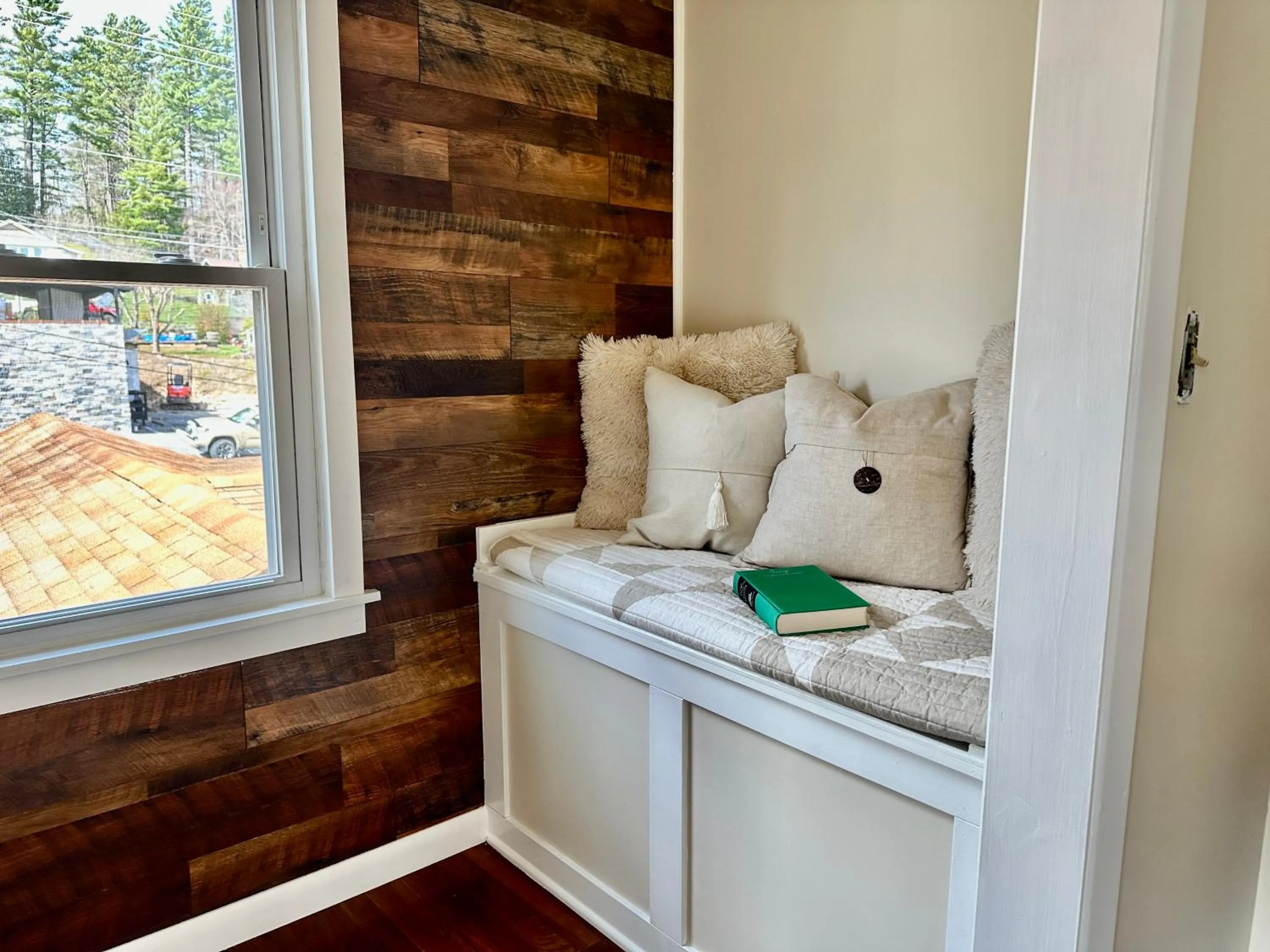 Seating area in Mountainaire Inn and Log Cabins