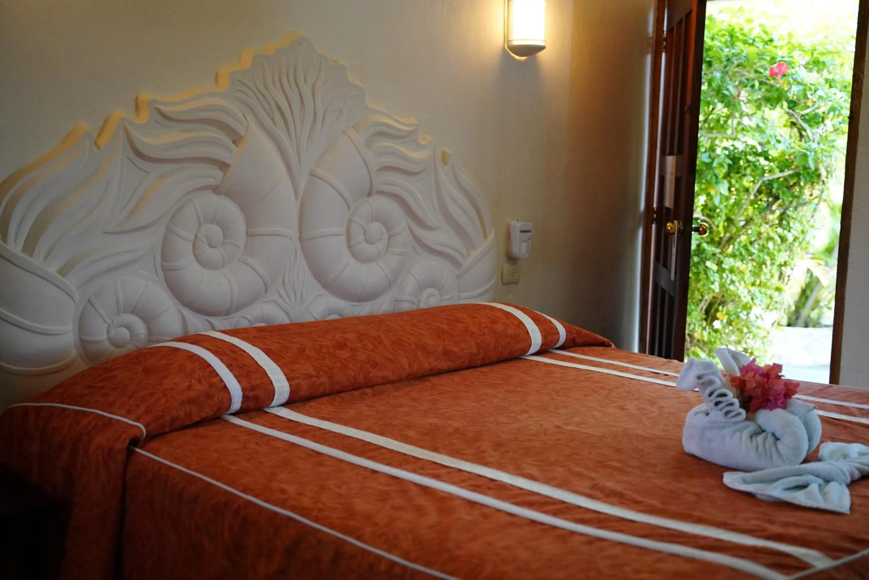 Bedroom, Bed in Villablanca Garden Beach Hotel