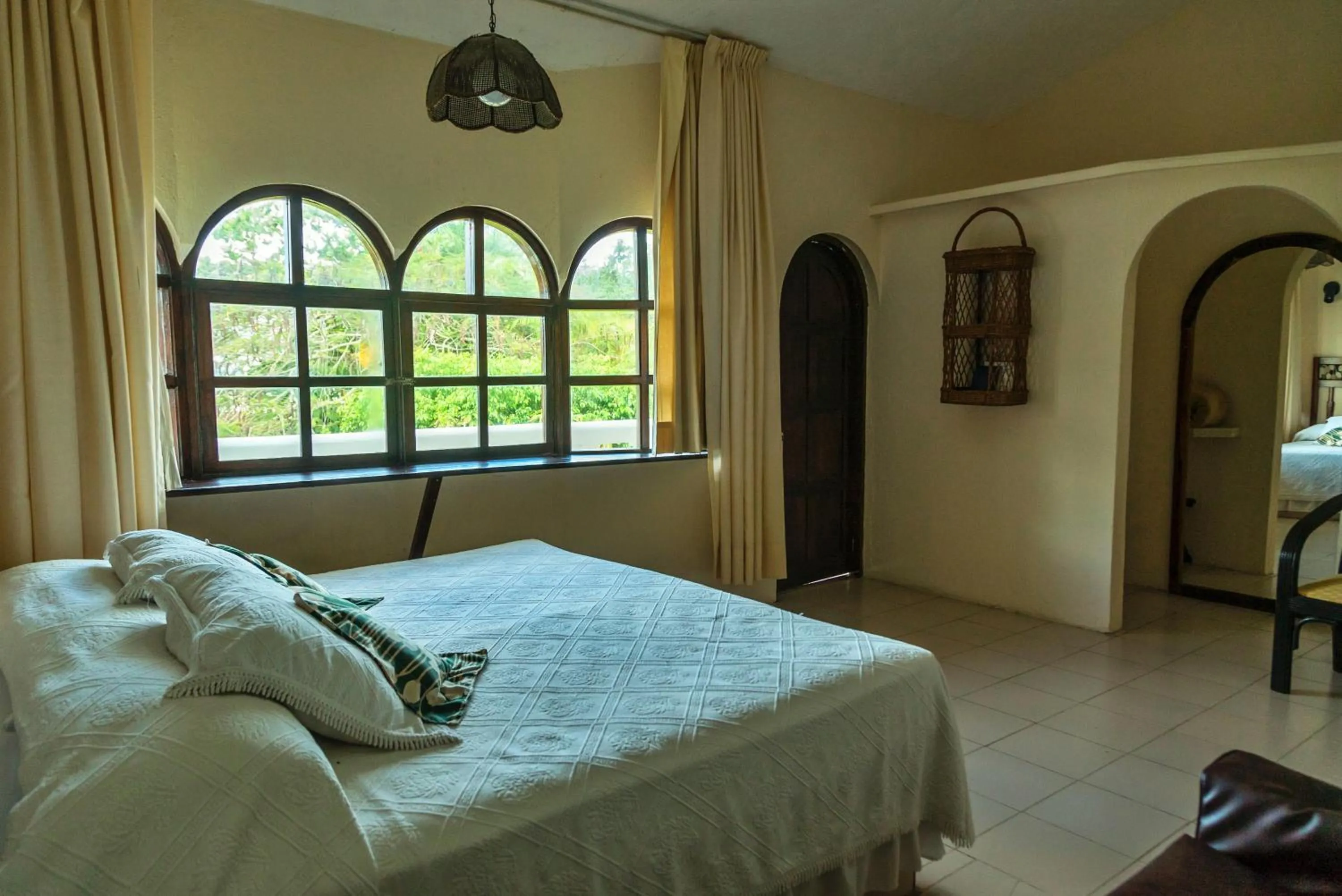 Staff, Bed in Villablanca Garden Beach Hotel