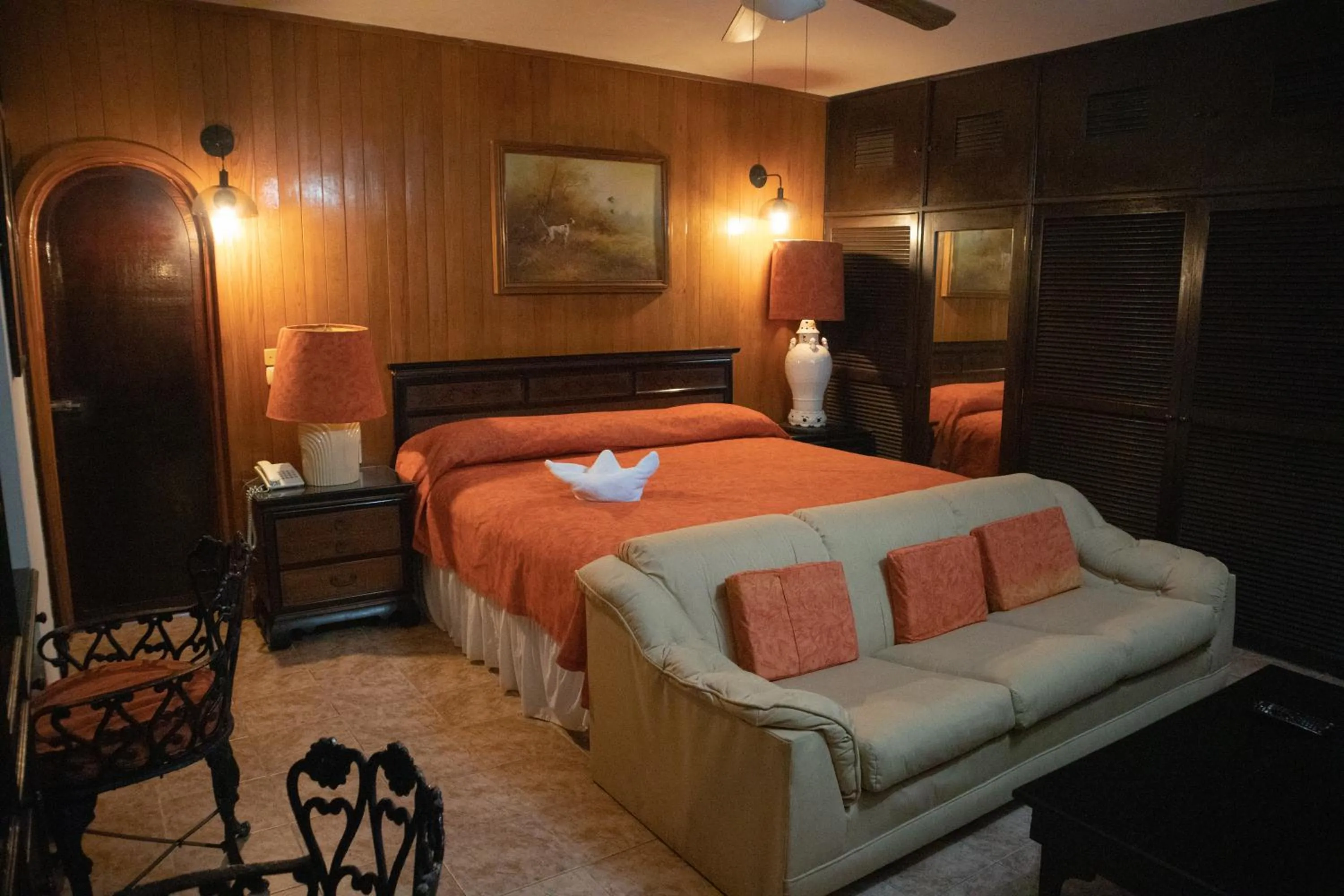 Staff, Bed in Villablanca Garden Beach Hotel