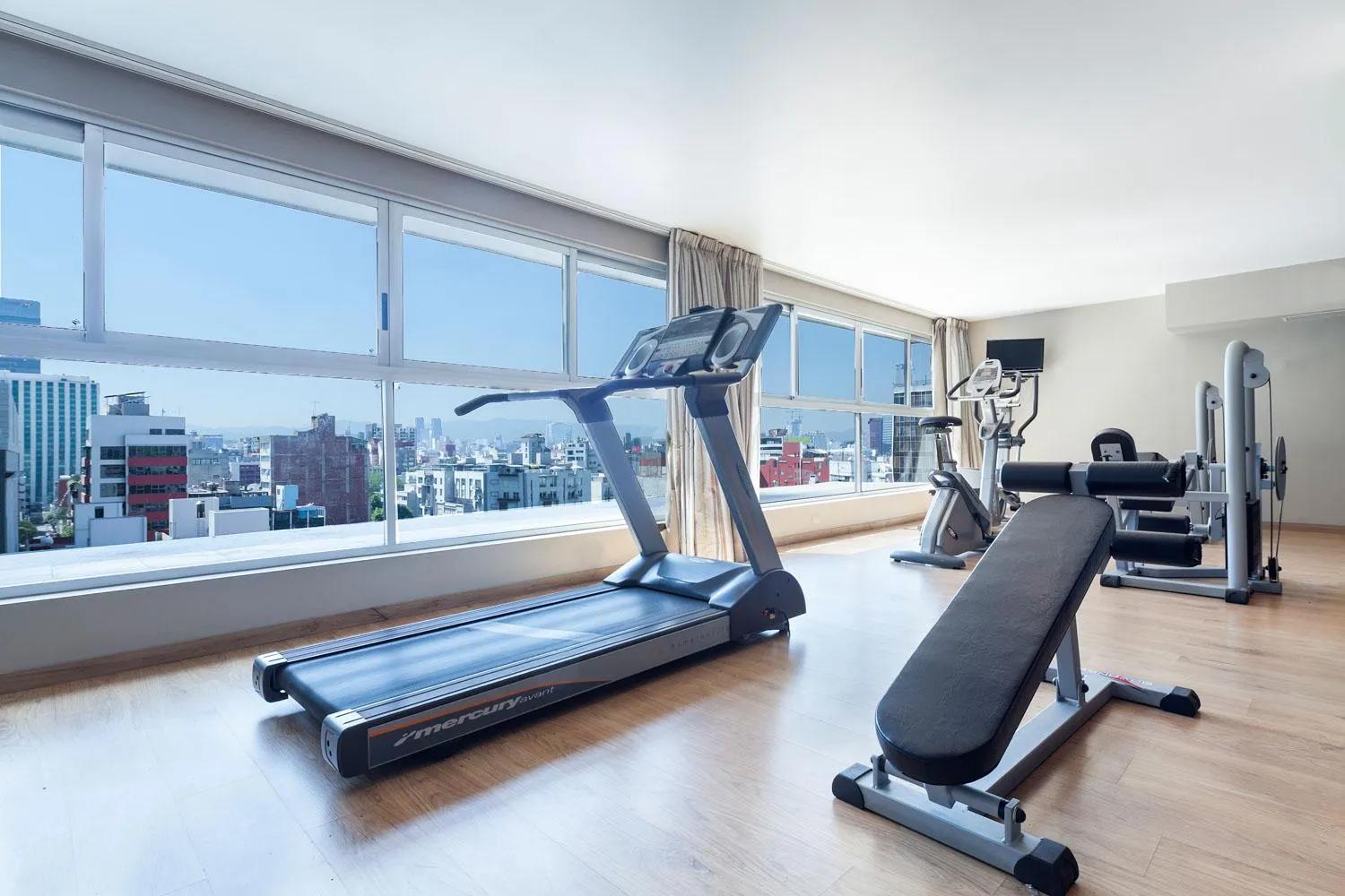 Fitness centre/facilities in Exe Suites Reforma