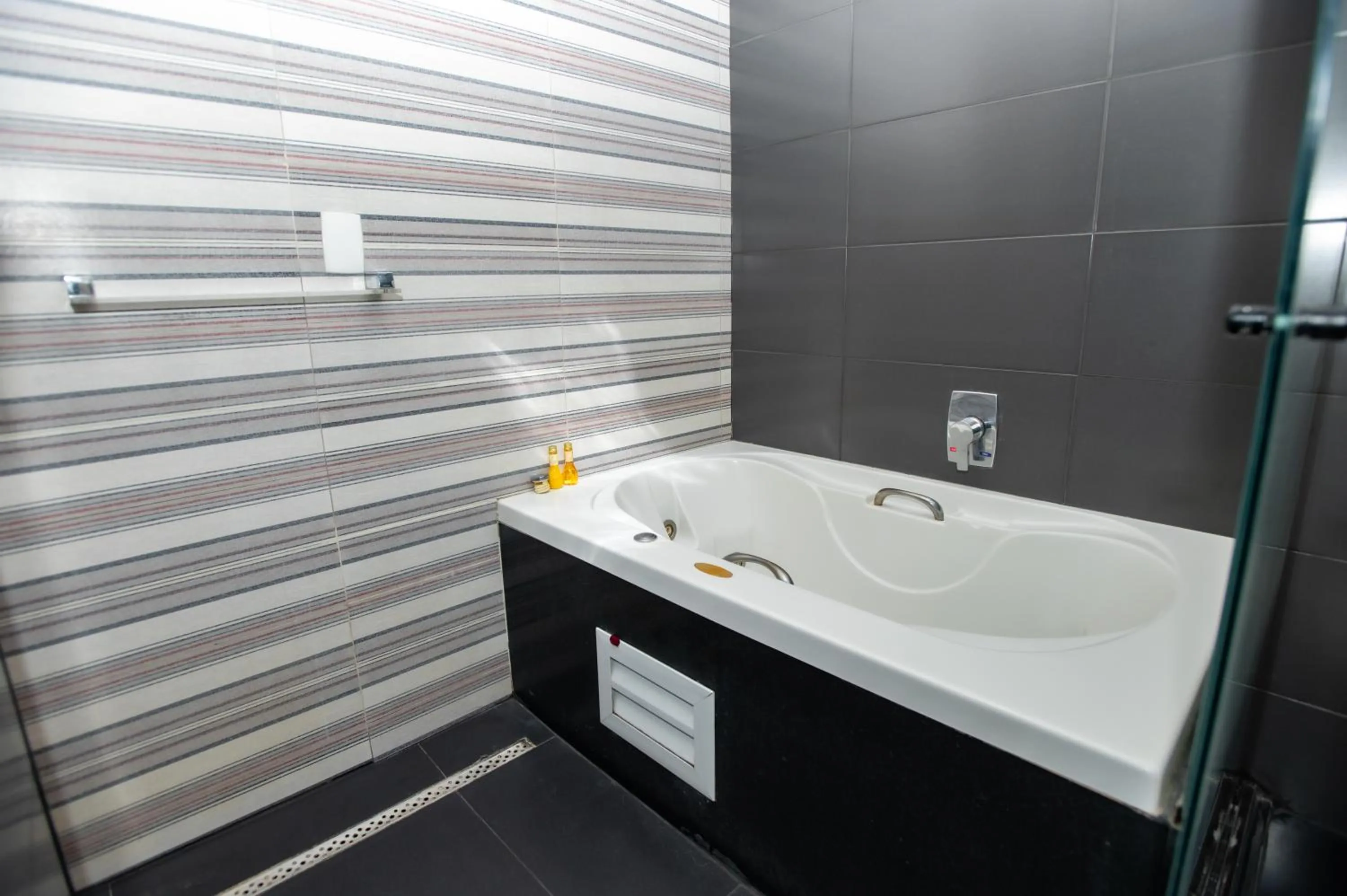 Bath in Delmond Hotel