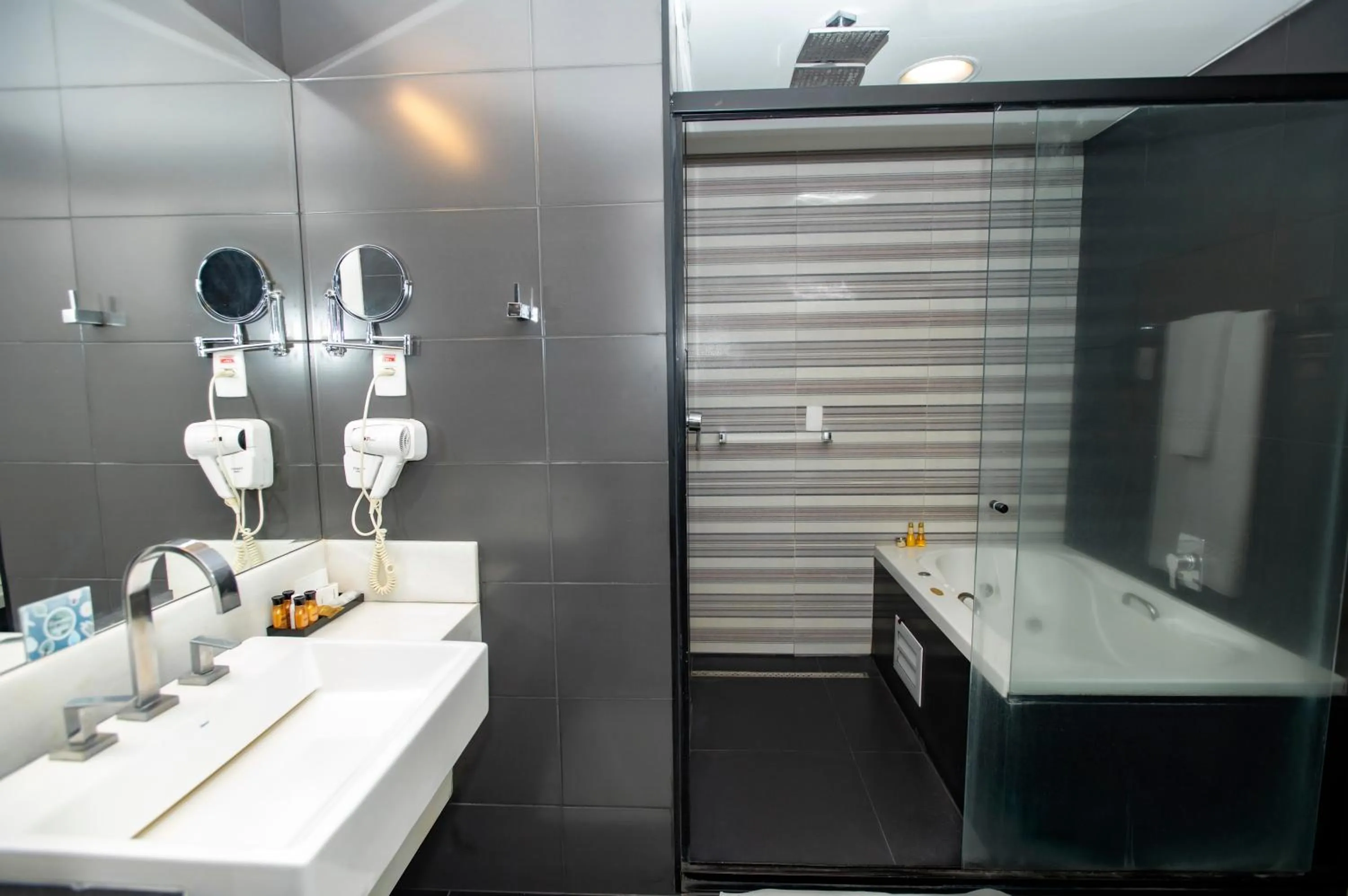 Bathroom in Delmond Hotel