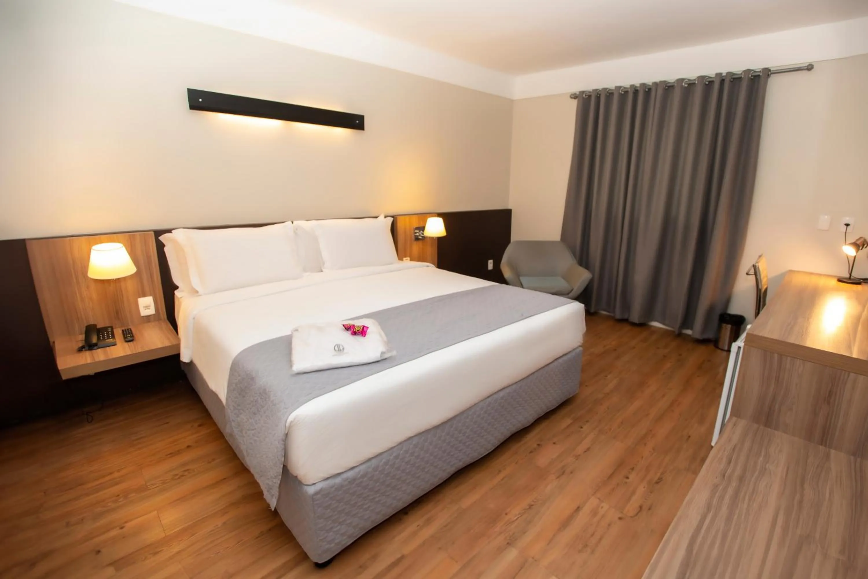 Bedroom, Bed in Delmond Hotel