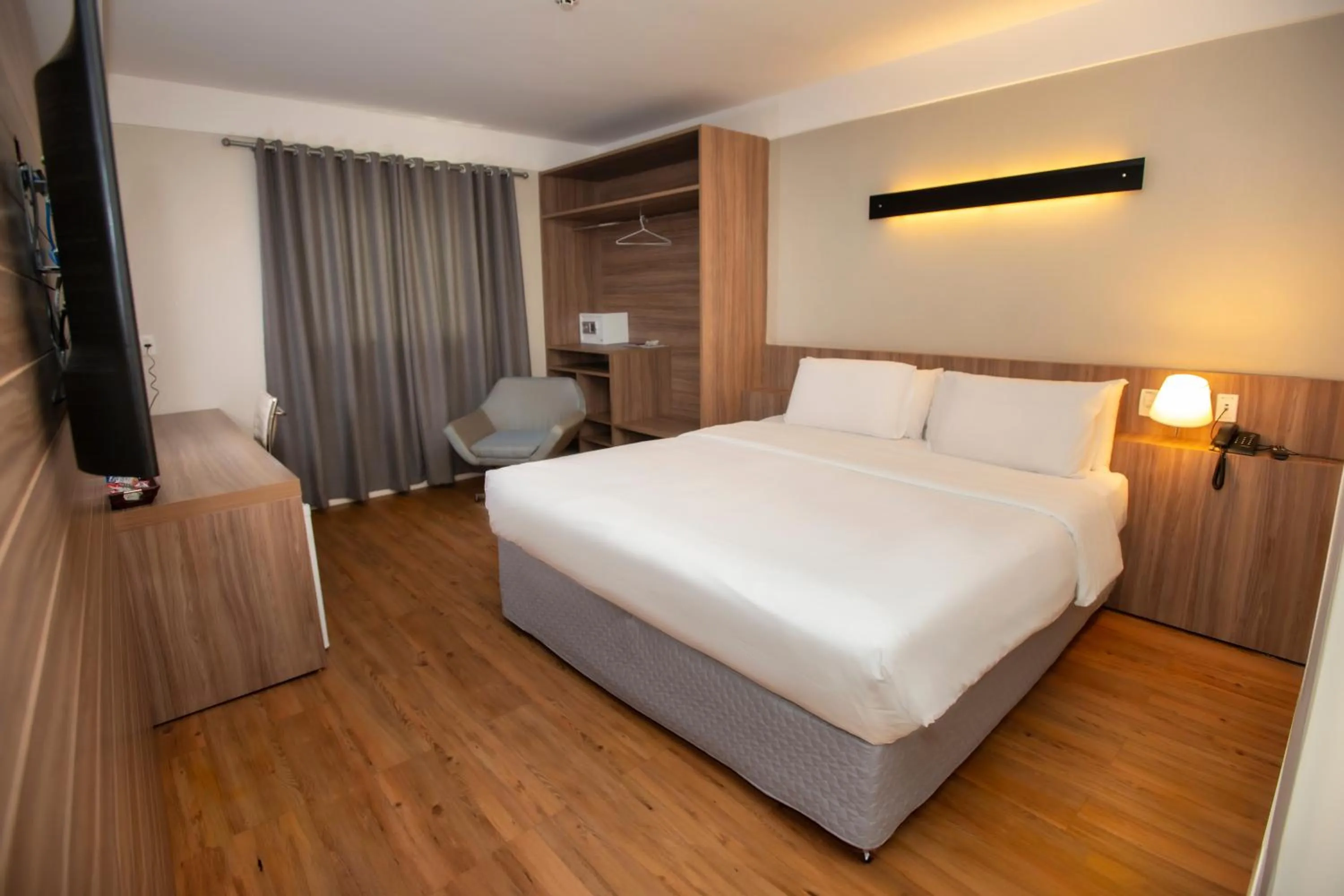 Bed in Delmond Hotel