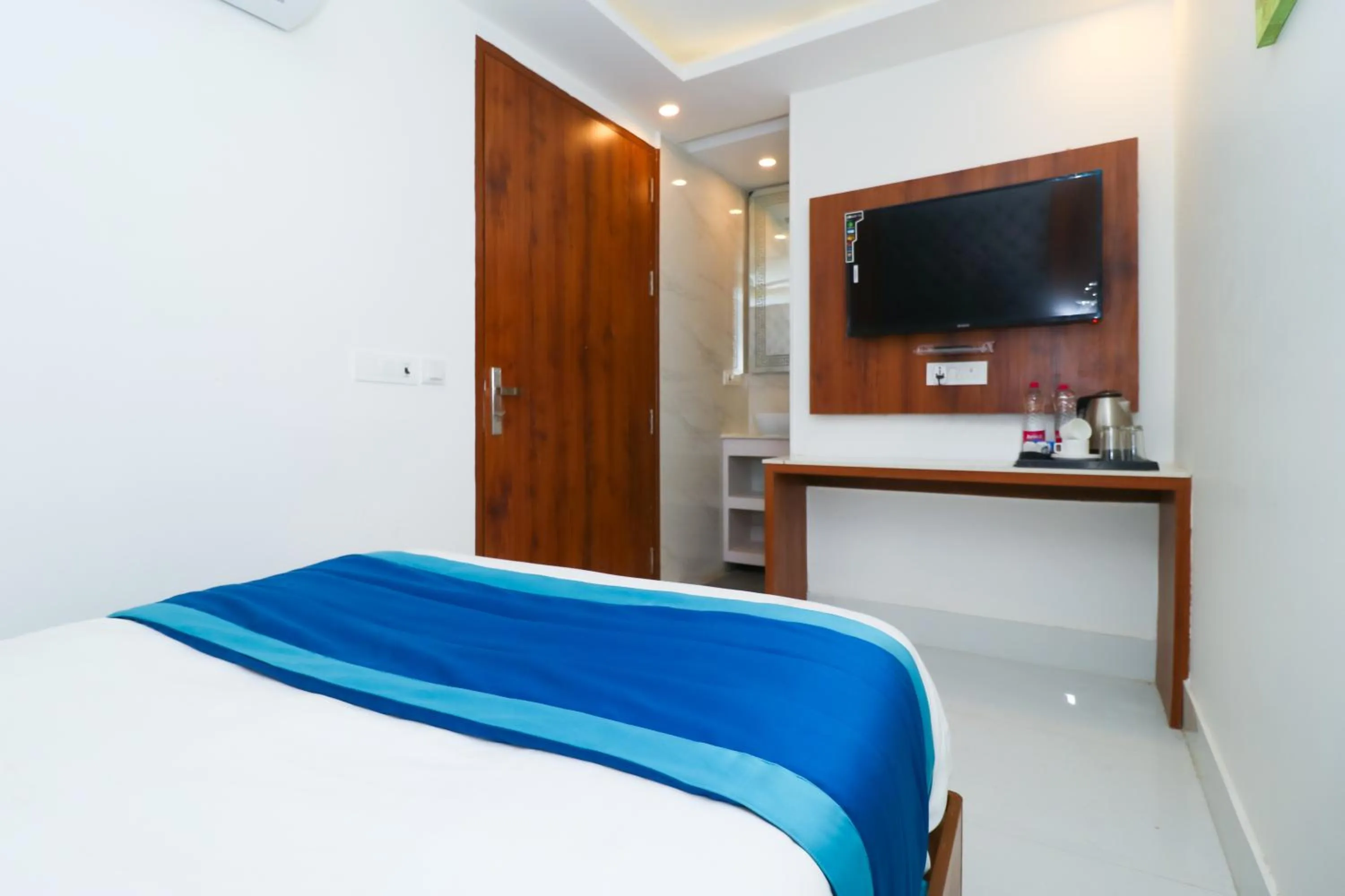 Photo of the whole room, Bed in OPO The View, Delhi Airport