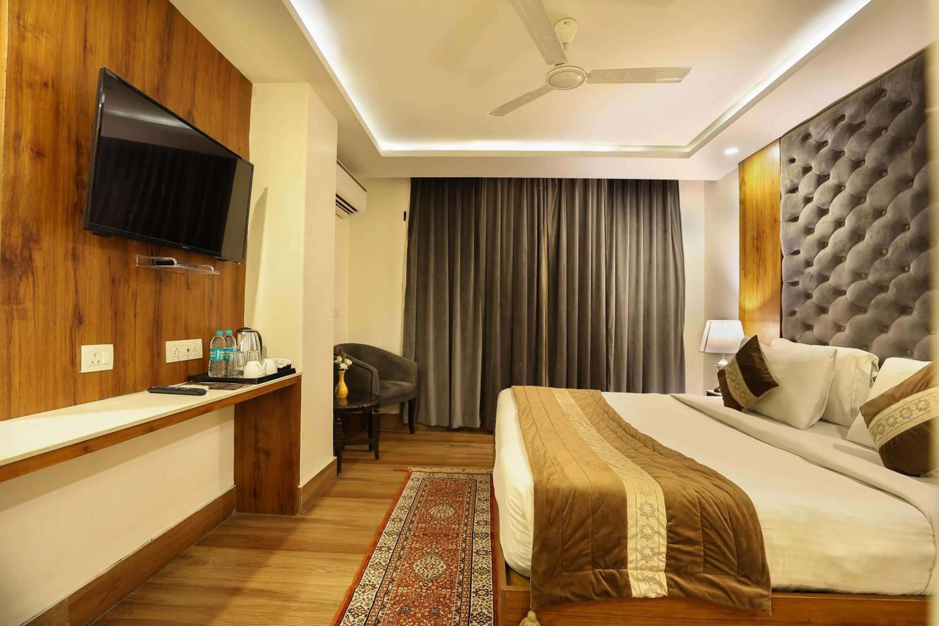 Photo of the whole room, Bed in OPO The View, Delhi Airport