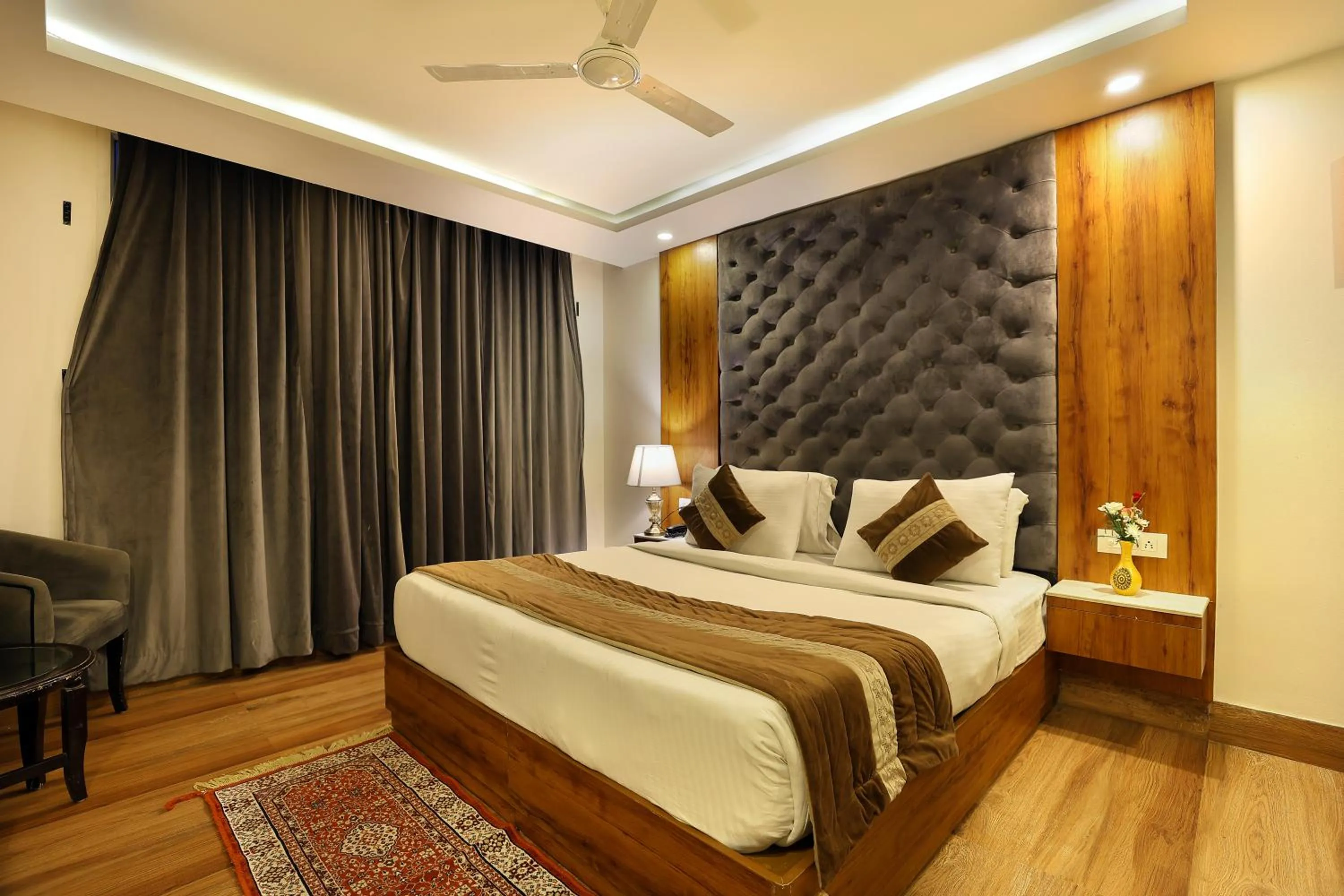 Photo of the whole room, Bed in OPO The View, Delhi Airport