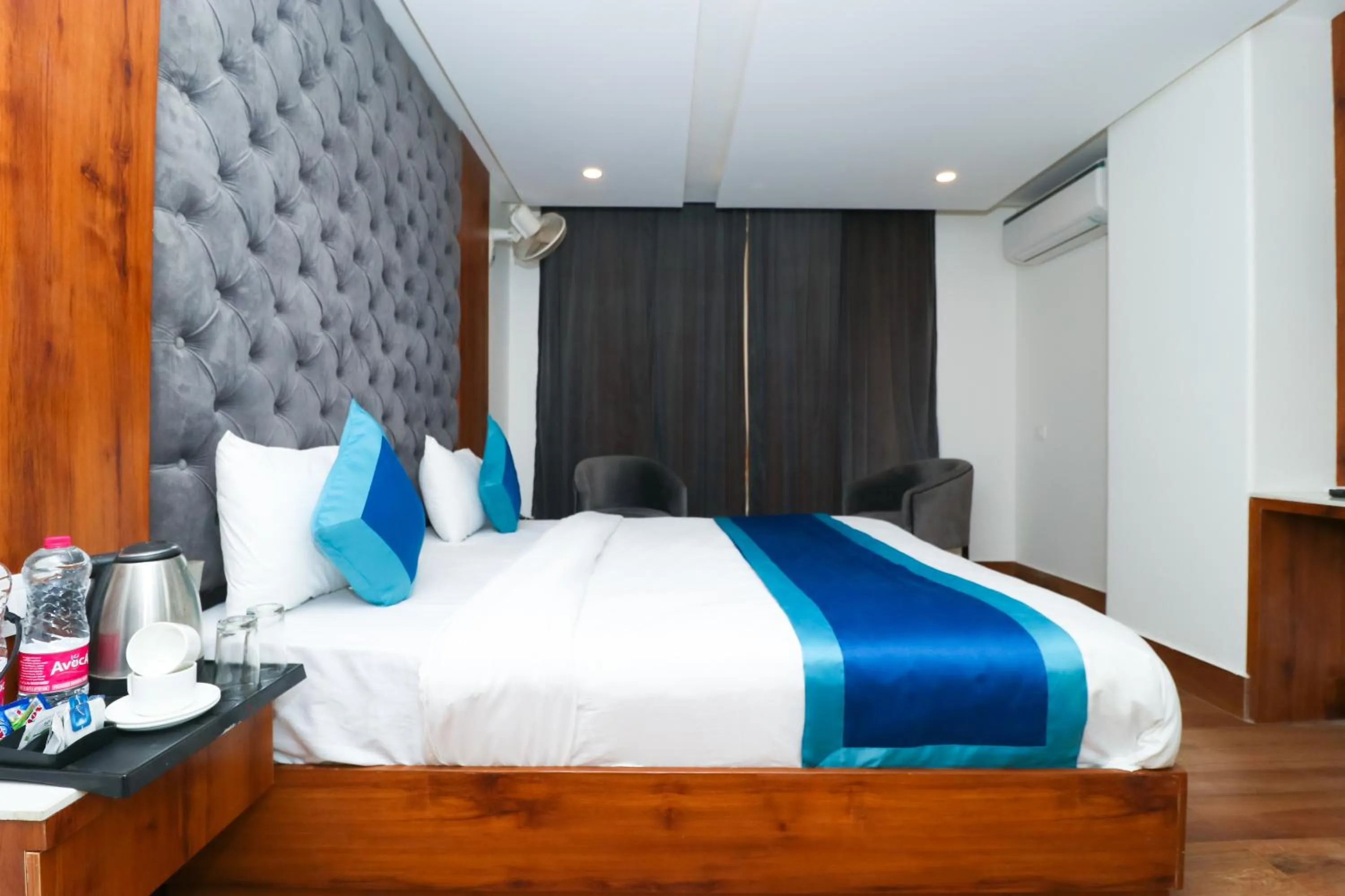 Photo of the whole room, Bed in OPO The View, Delhi Airport