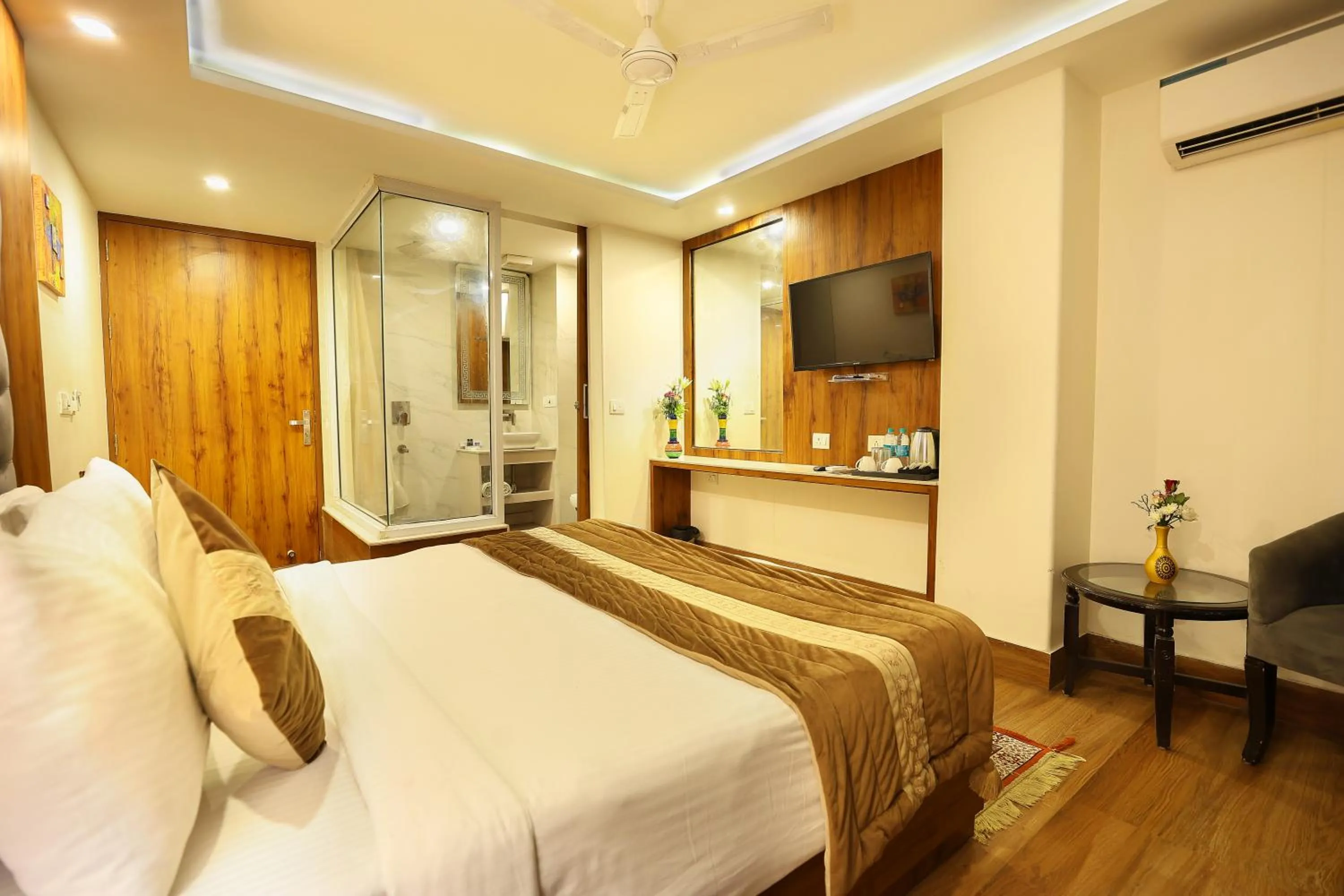 Photo of the whole room, Bed in OPO The View, Delhi Airport