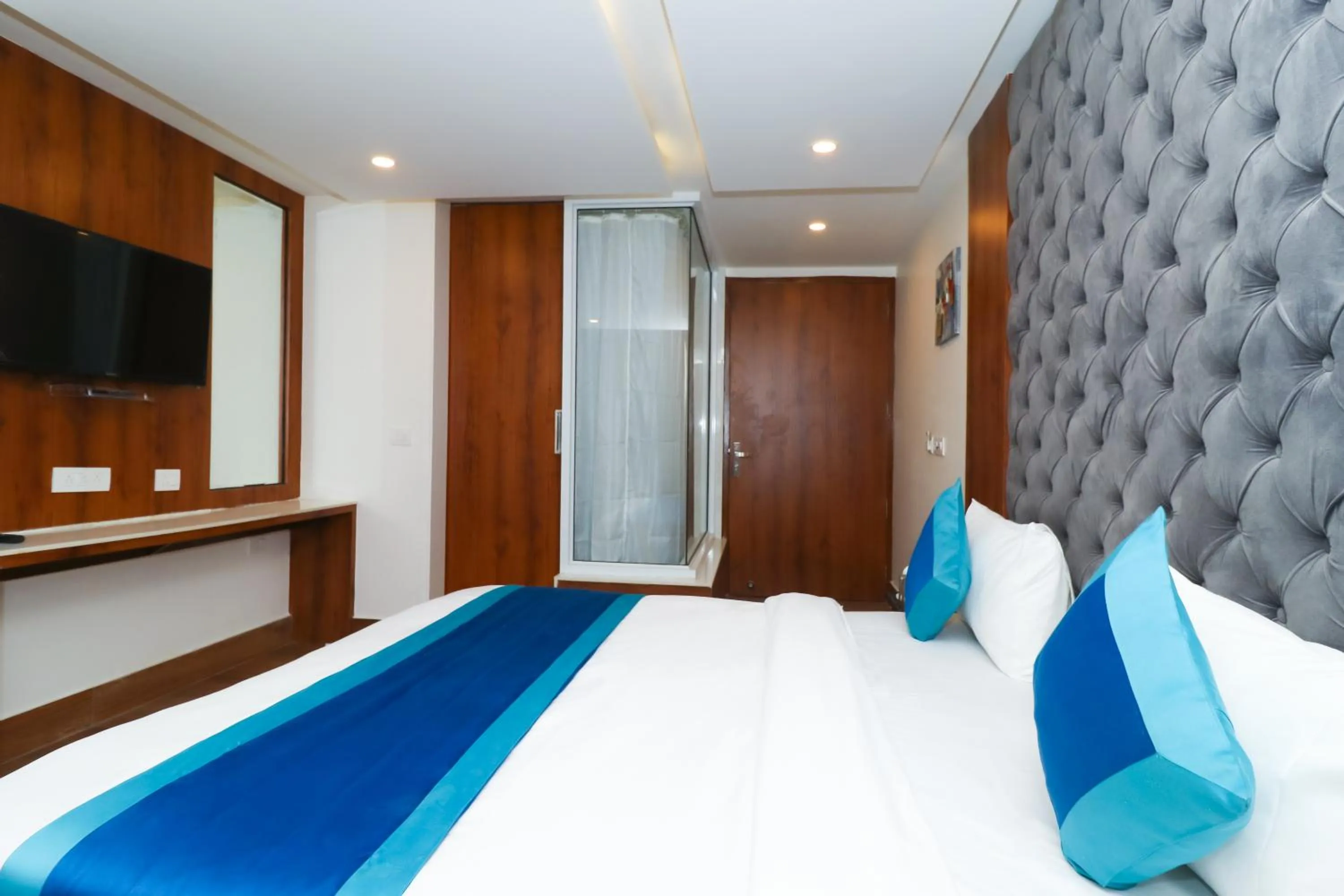 Photo of the whole room, Bed in OPO The View, Delhi Airport