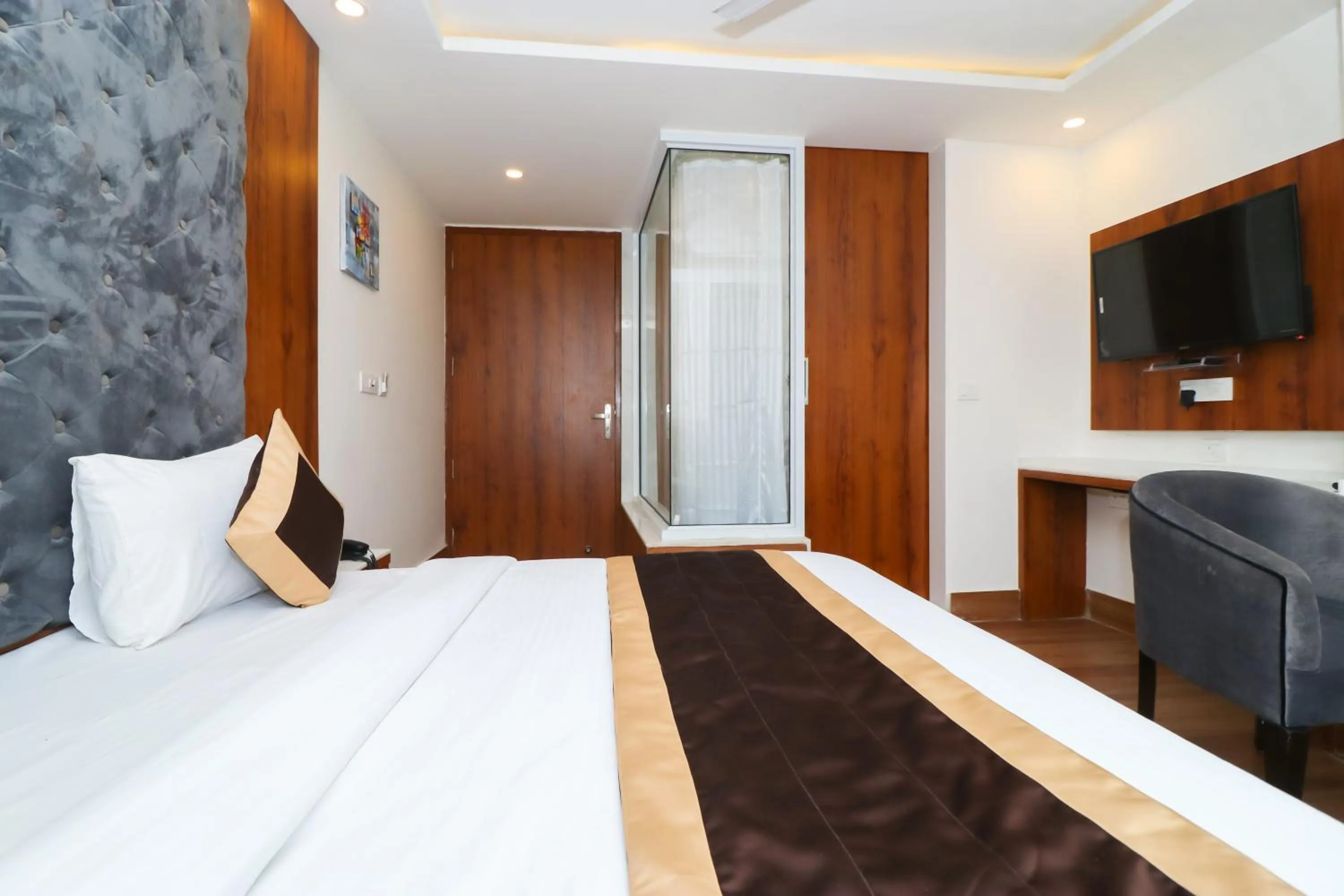 Photo of the whole room, Bed in OPO The View, Delhi Airport