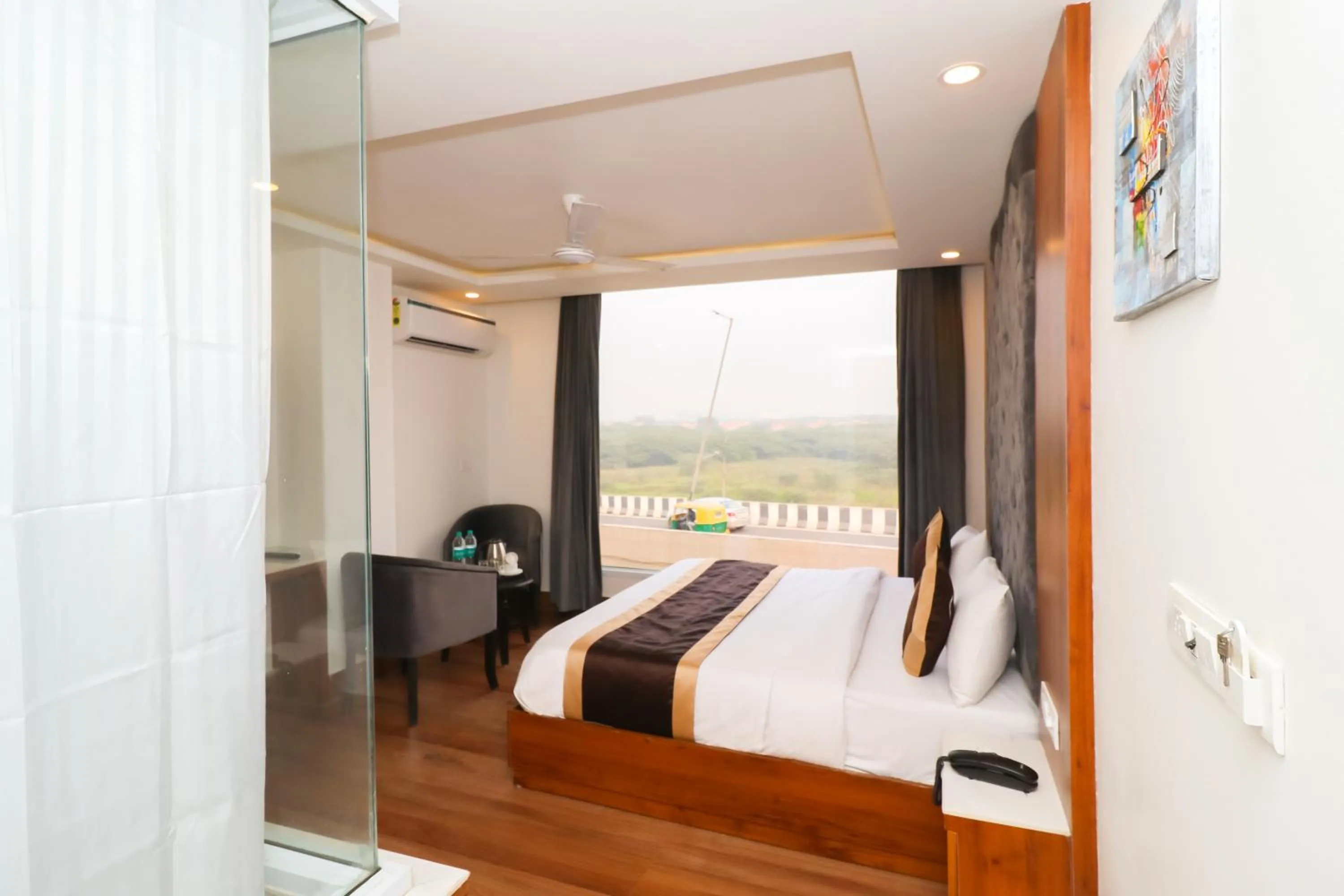 Photo of the whole room, Bed in OPO The View, Delhi Airport