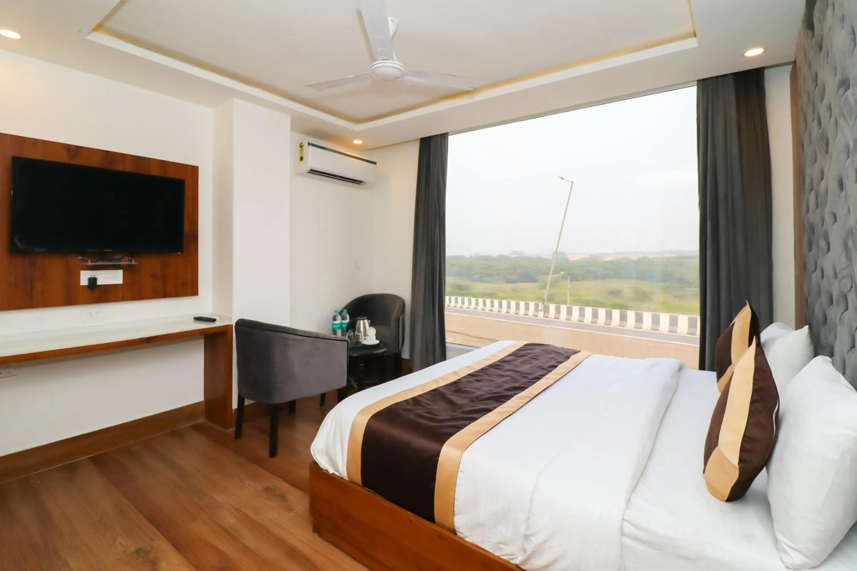 Photo of the whole room, Bed in OPO The View, Delhi Airport