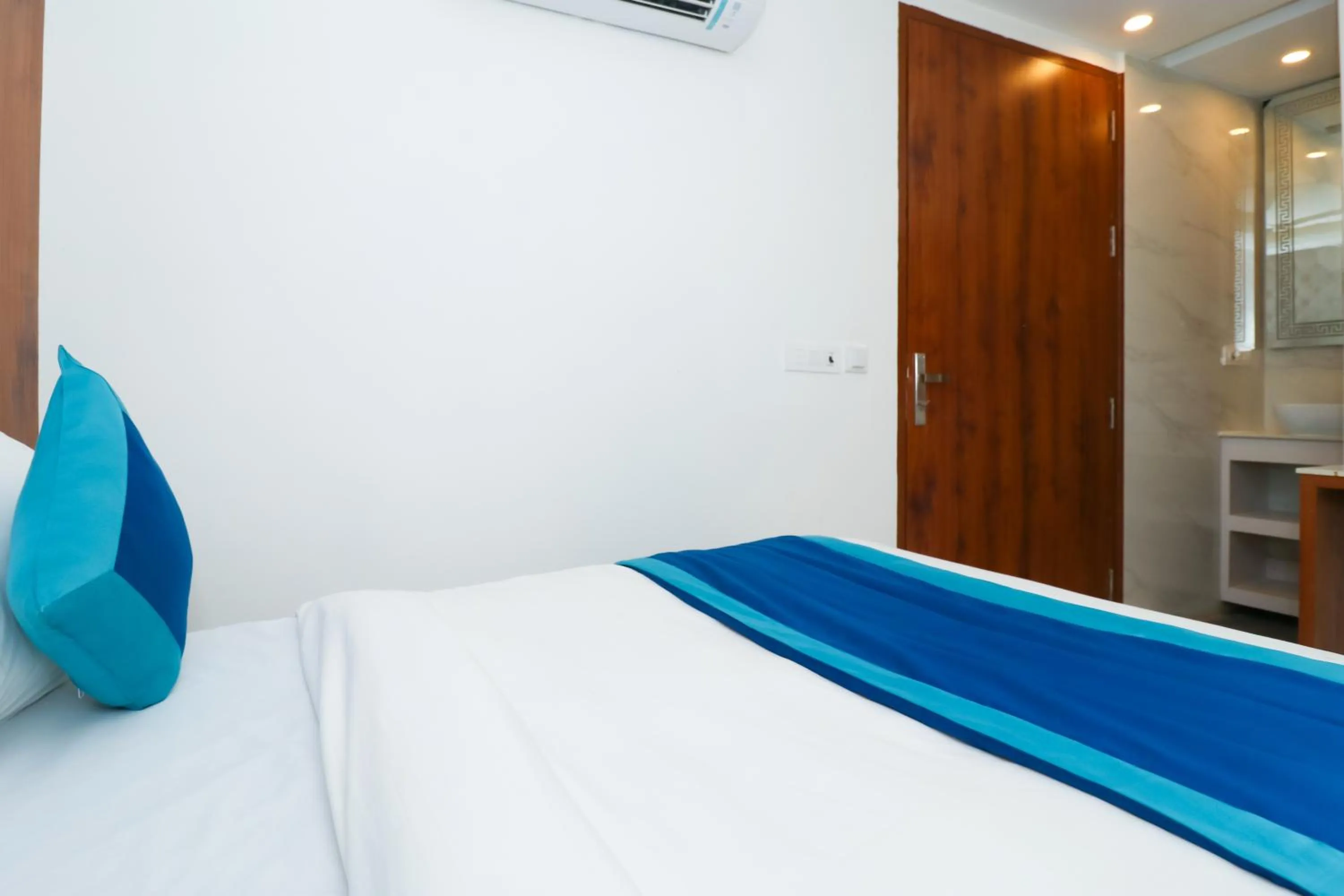 Photo of the whole room, Bed in OPO The View, Delhi Airport