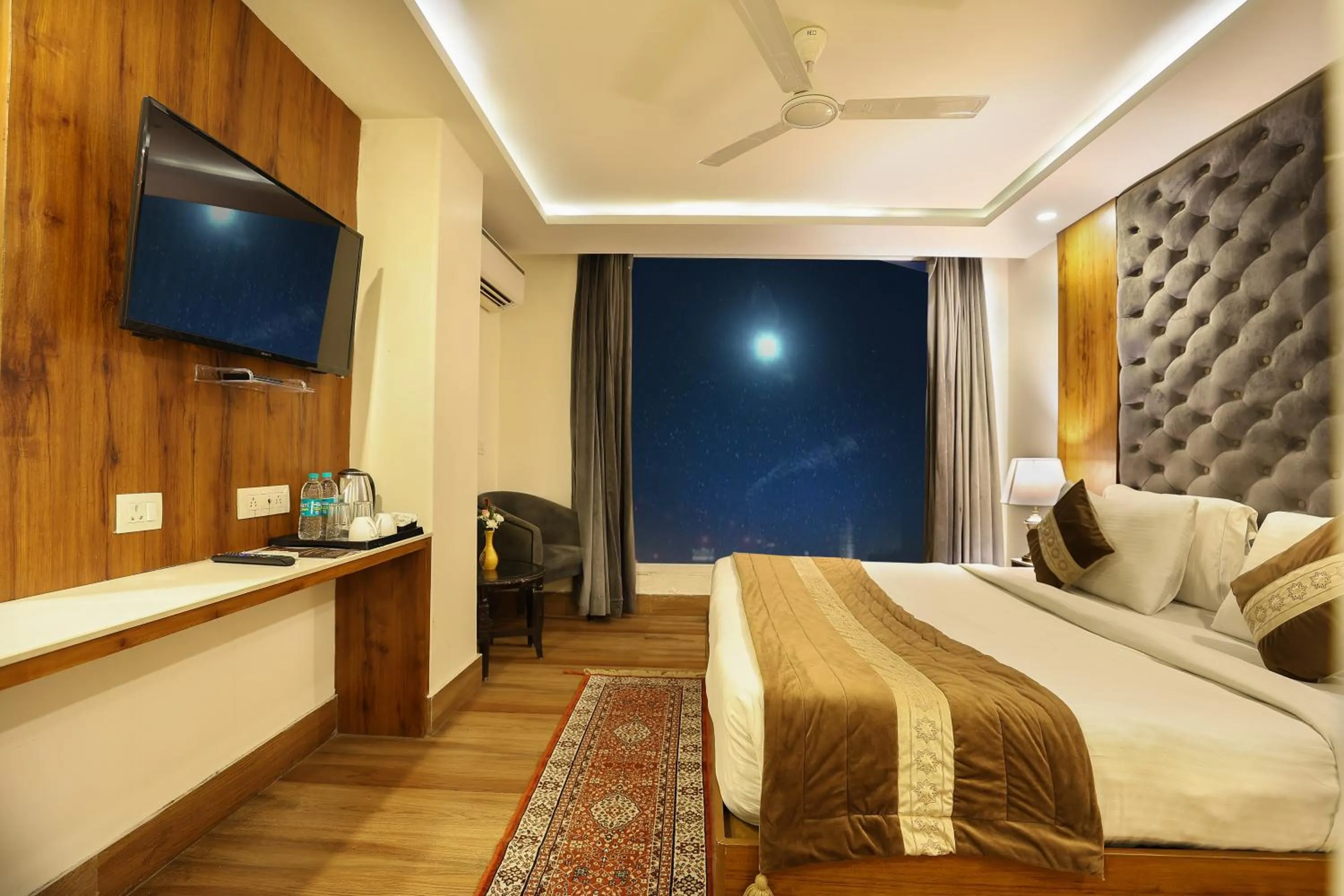 Photo of the whole room, Bed in OPO The View, Delhi Airport