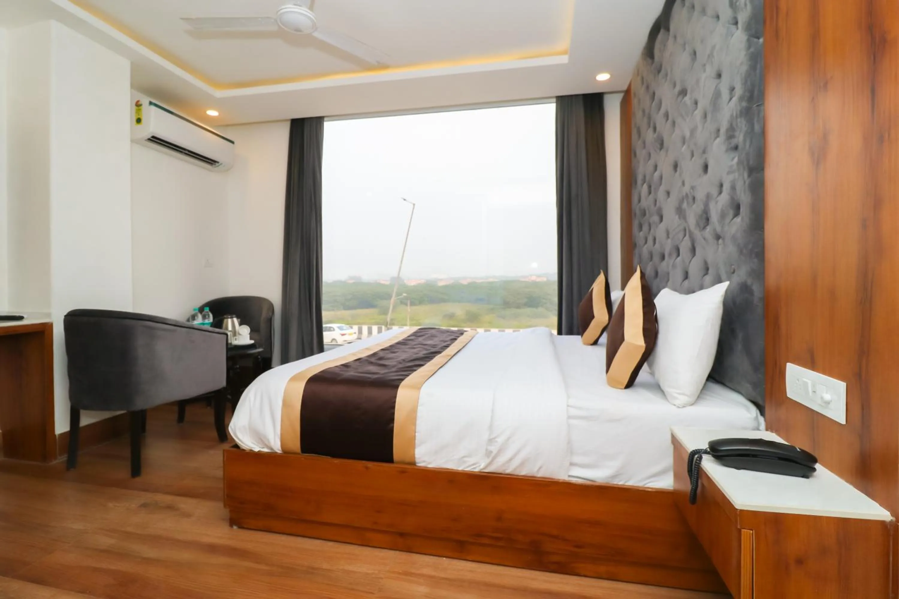 Photo of the whole room, Bed in OPO The View, Delhi Airport