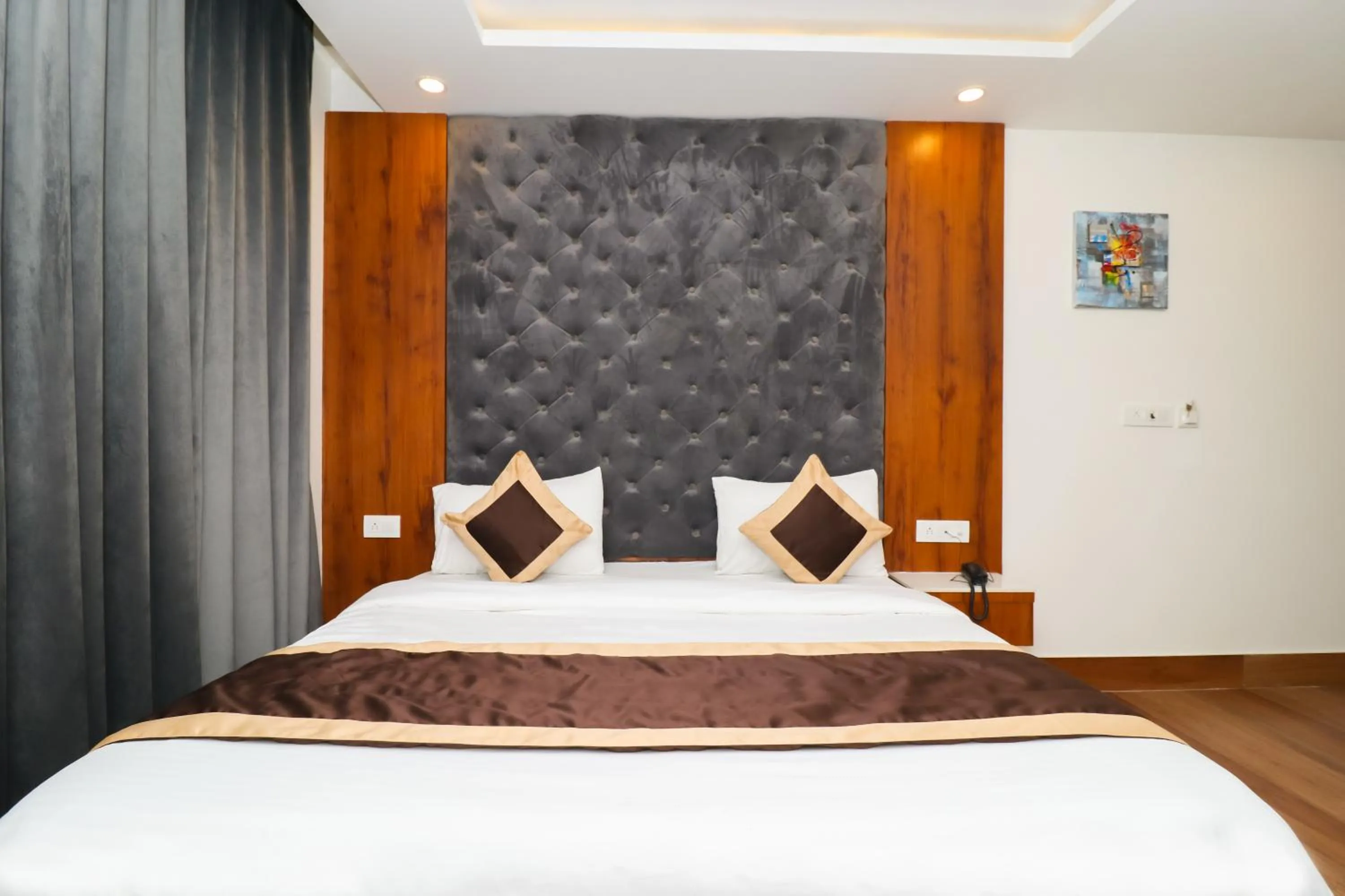 Photo of the whole room, Bed in OPO The View, Delhi Airport