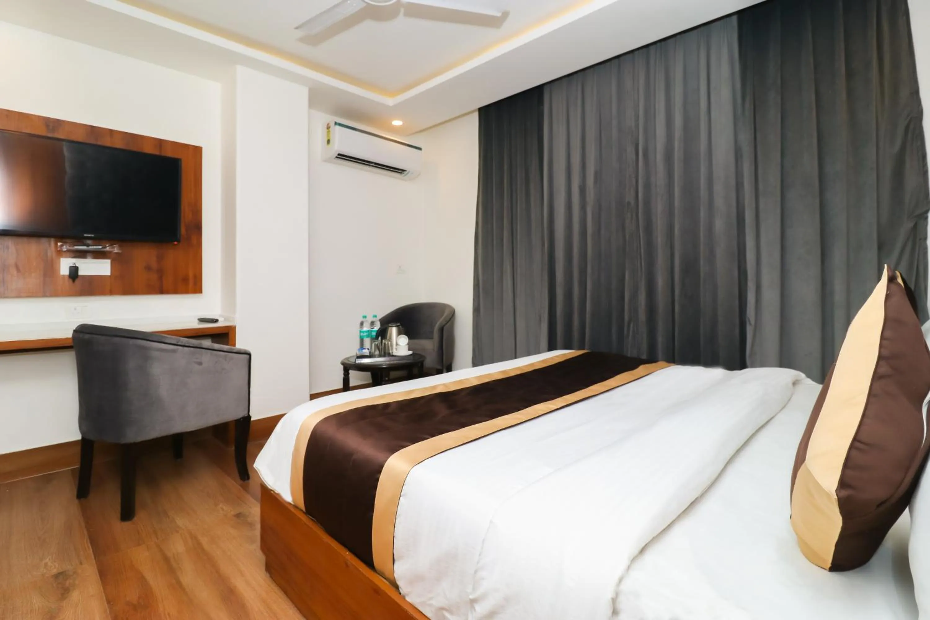 Photo of the whole room, Bed in OPO The View, Delhi Airport