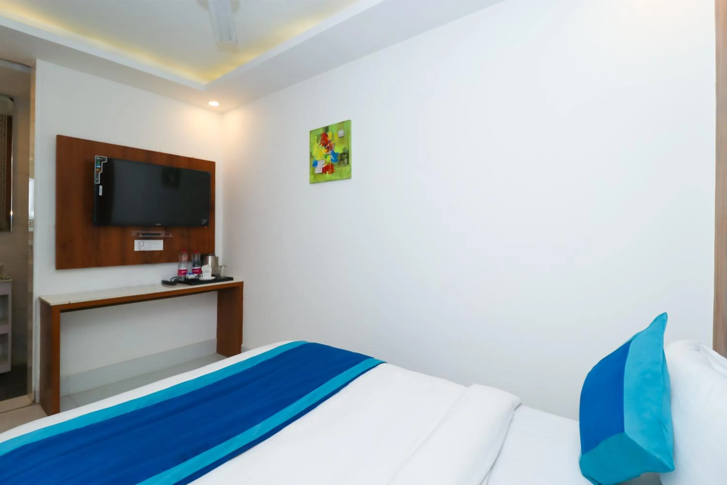 Photo of the whole room, Bed in OPO The View, Delhi Airport