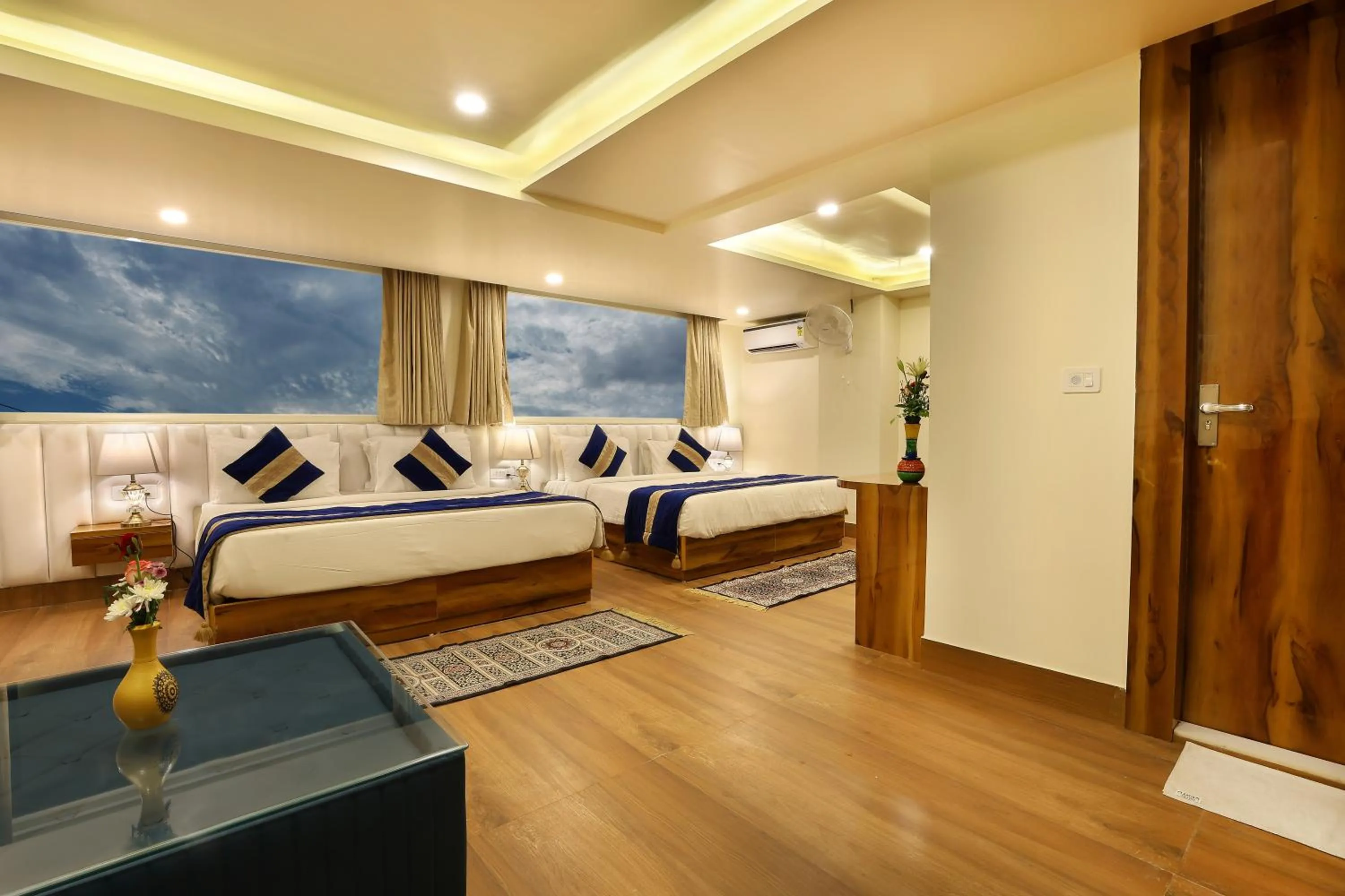 Photo of the whole room, Bed in OPO The View, Delhi Airport