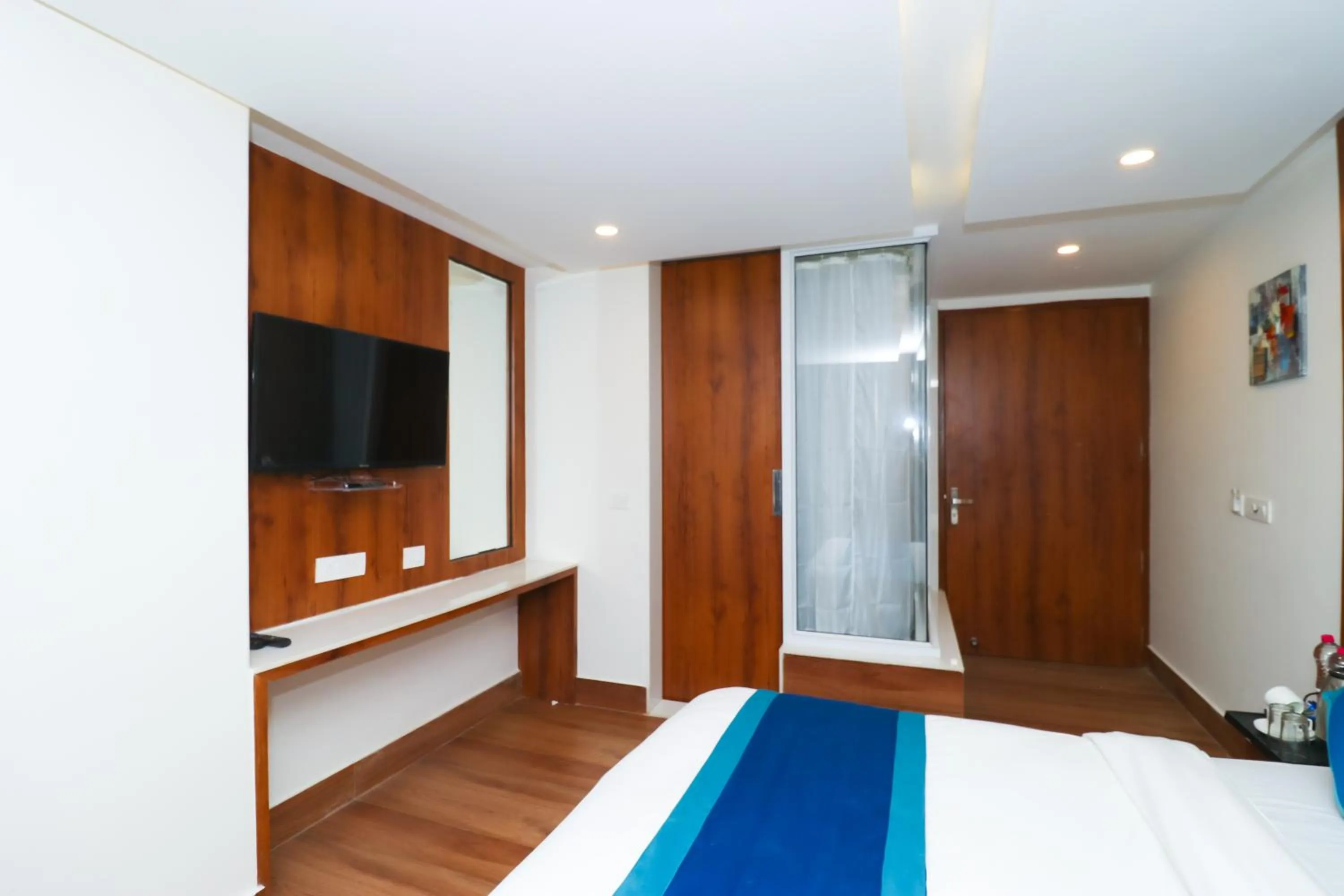 Photo of the whole room, Bed in OPO The View, Delhi Airport