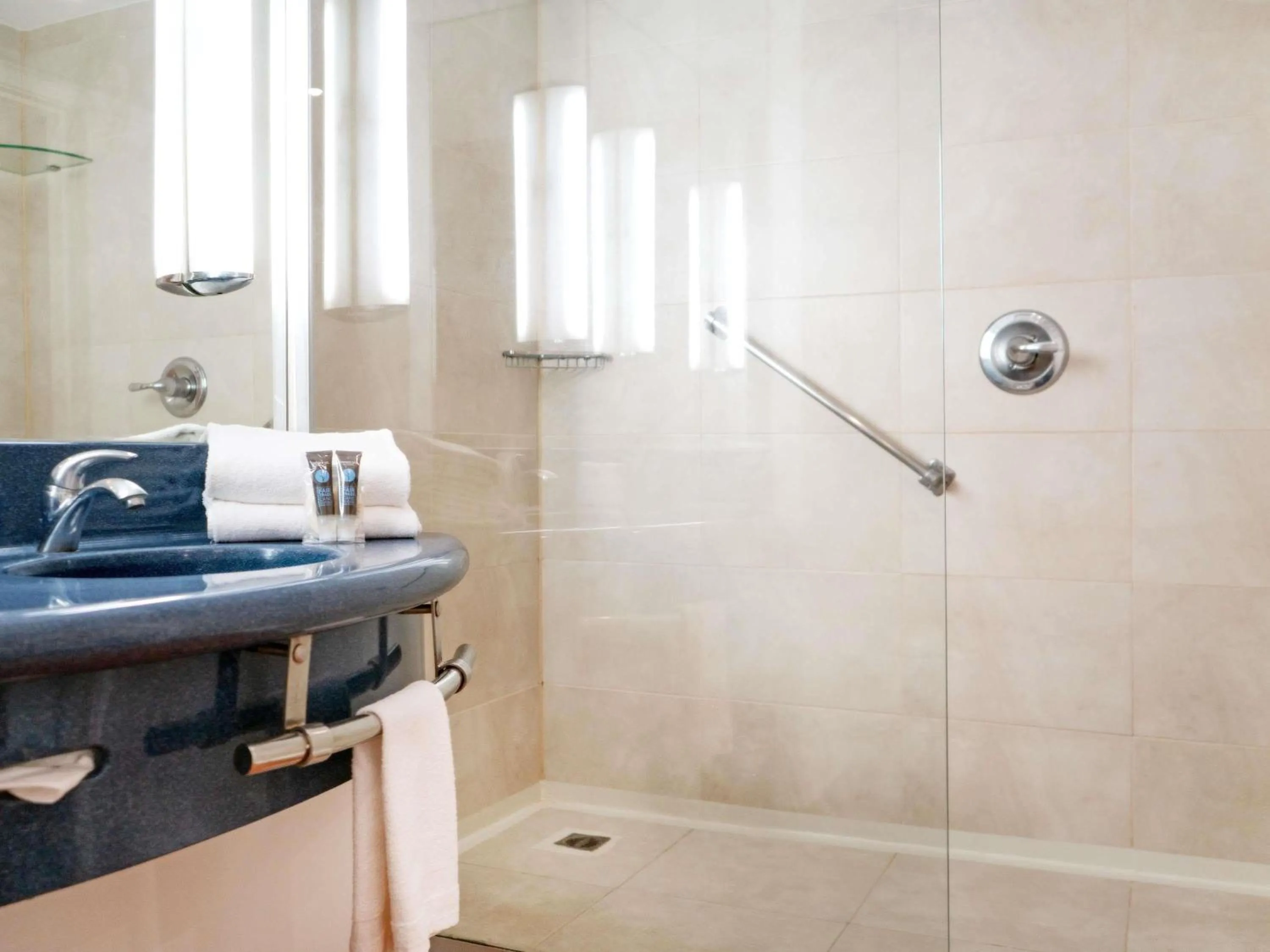 Bedroom in Novotel Monterrey Valle