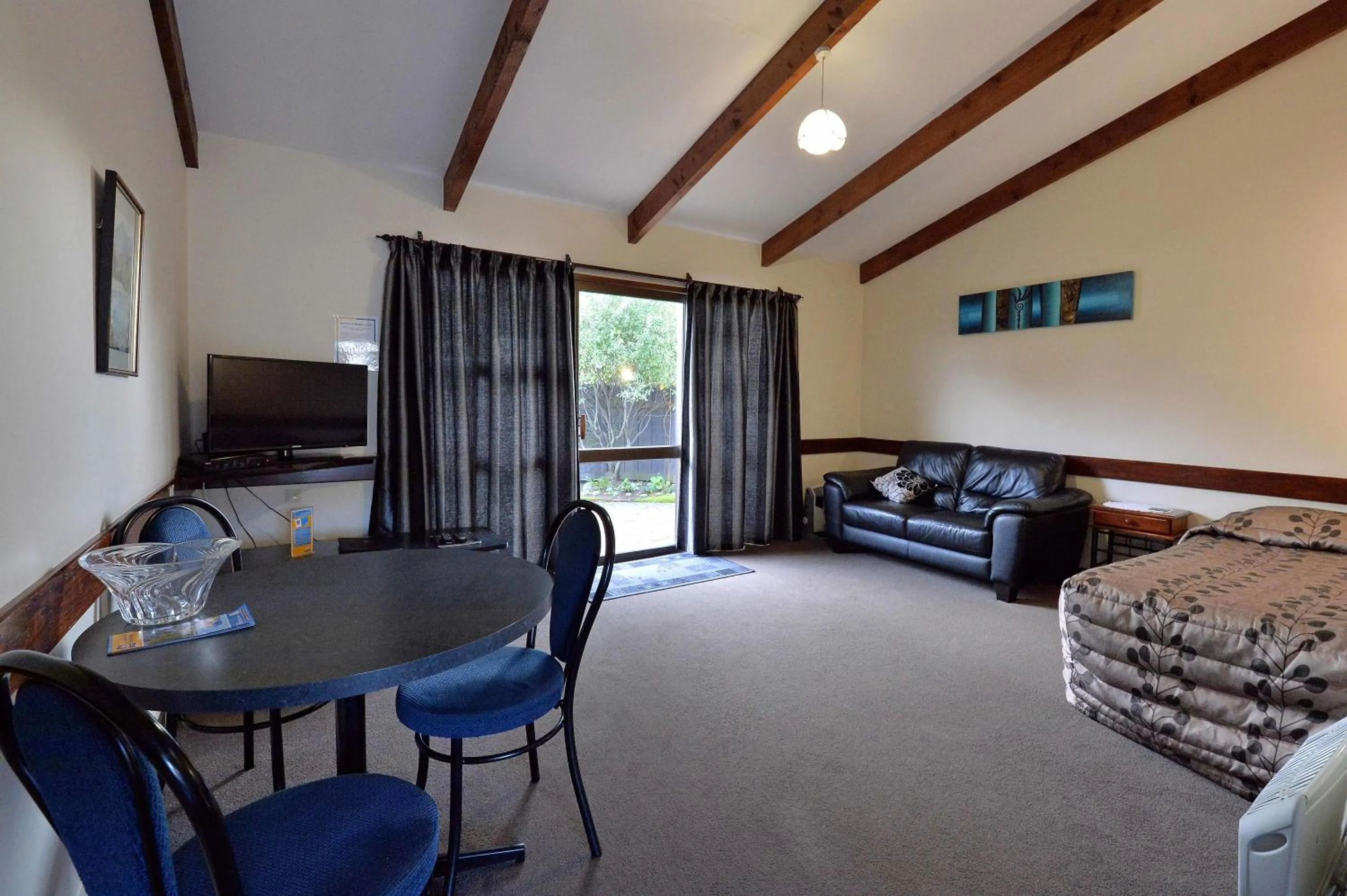 Living room, Bed in Richmond Motel and Holiday Park