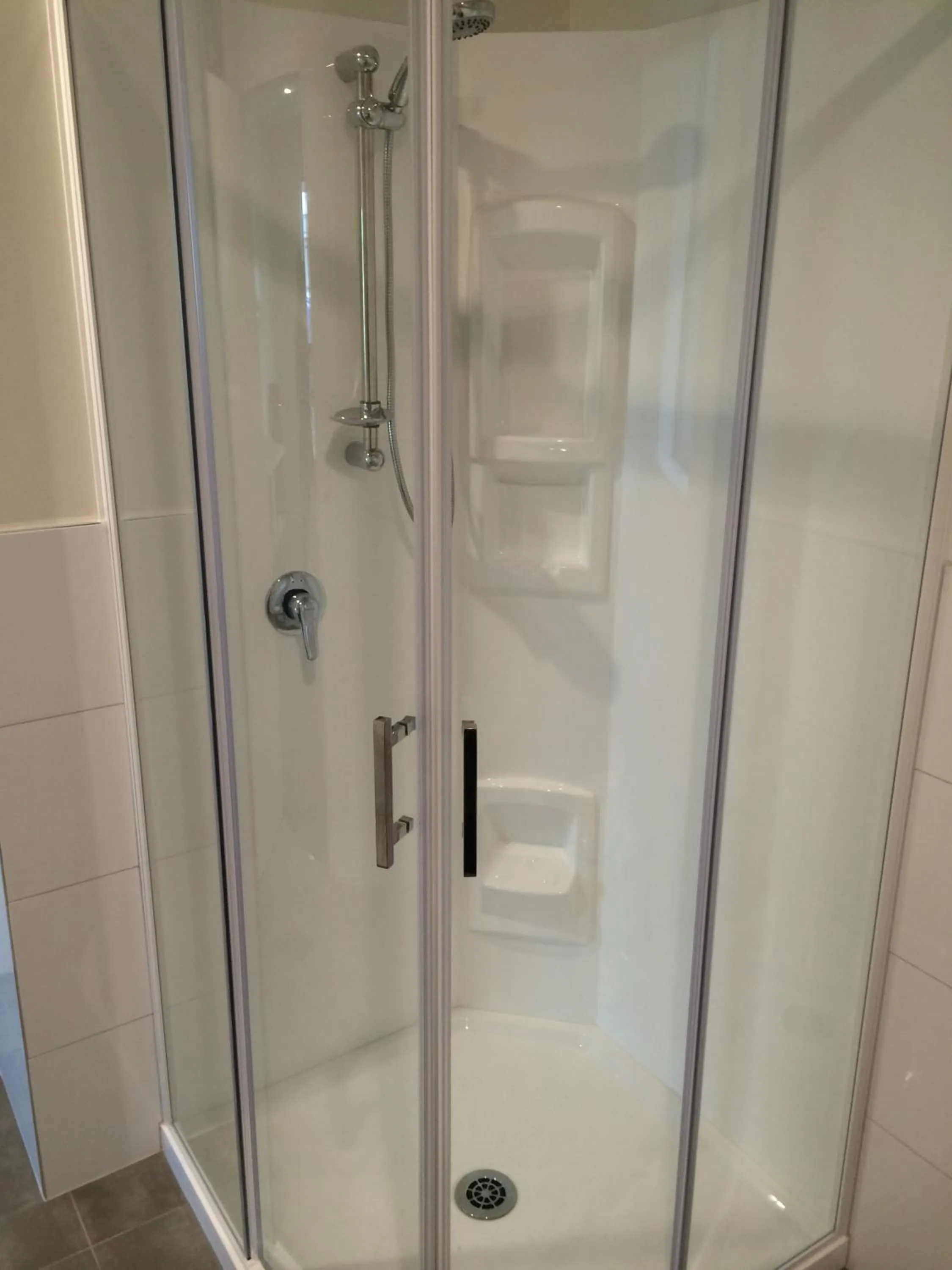 Shower in Rolleston Highway Motel
