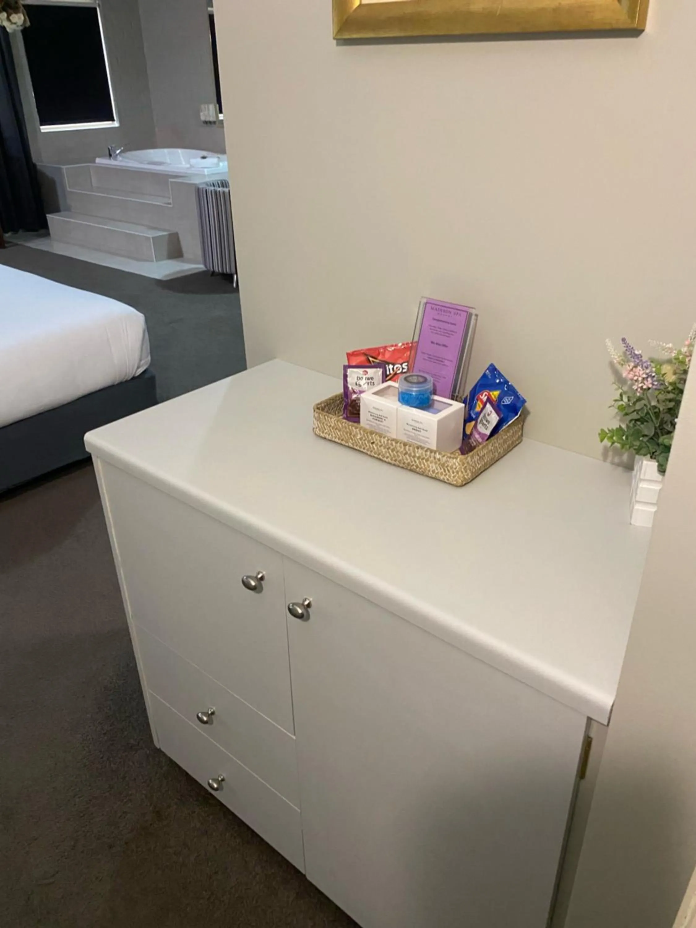 minibar, Bed in Madison Spa Motel - Adults Only