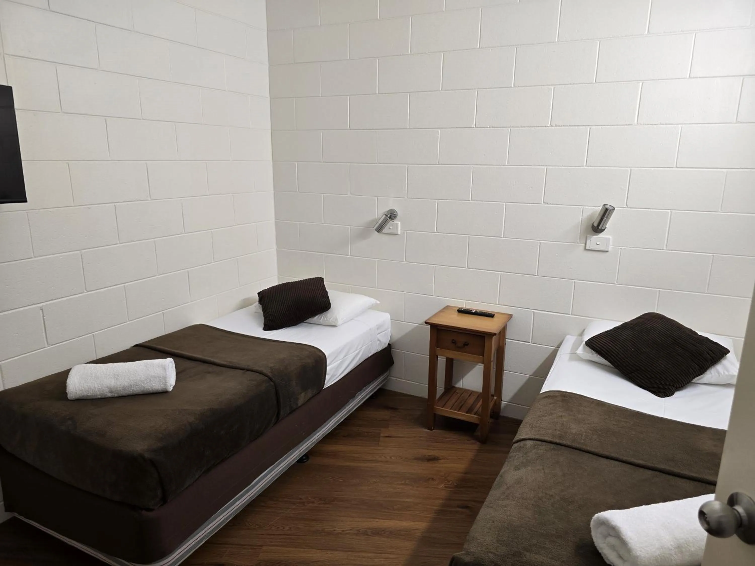 Bedroom, Bed in Colonial Rose Motel