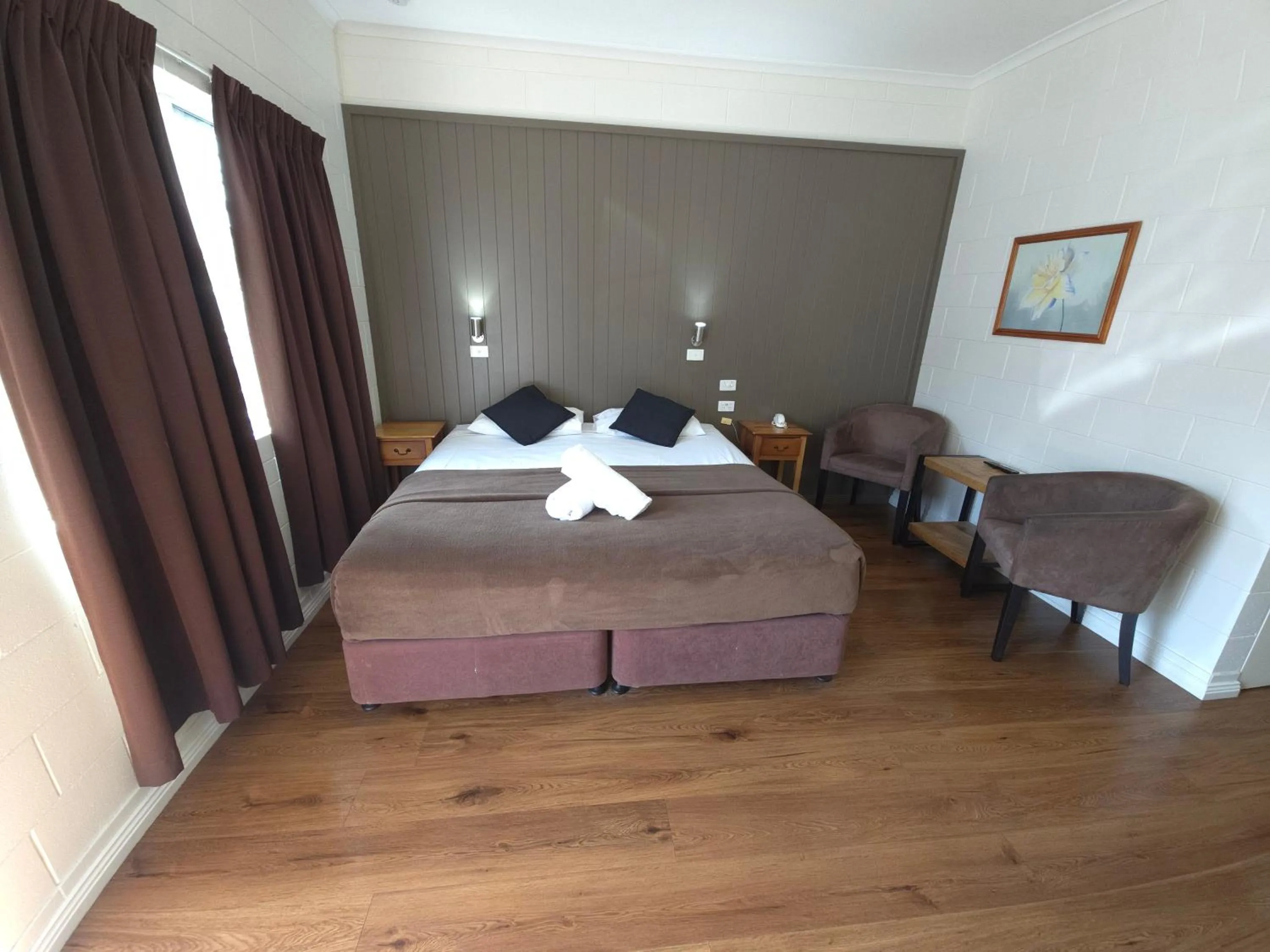 Bedroom, Bed in Colonial Rose Motel