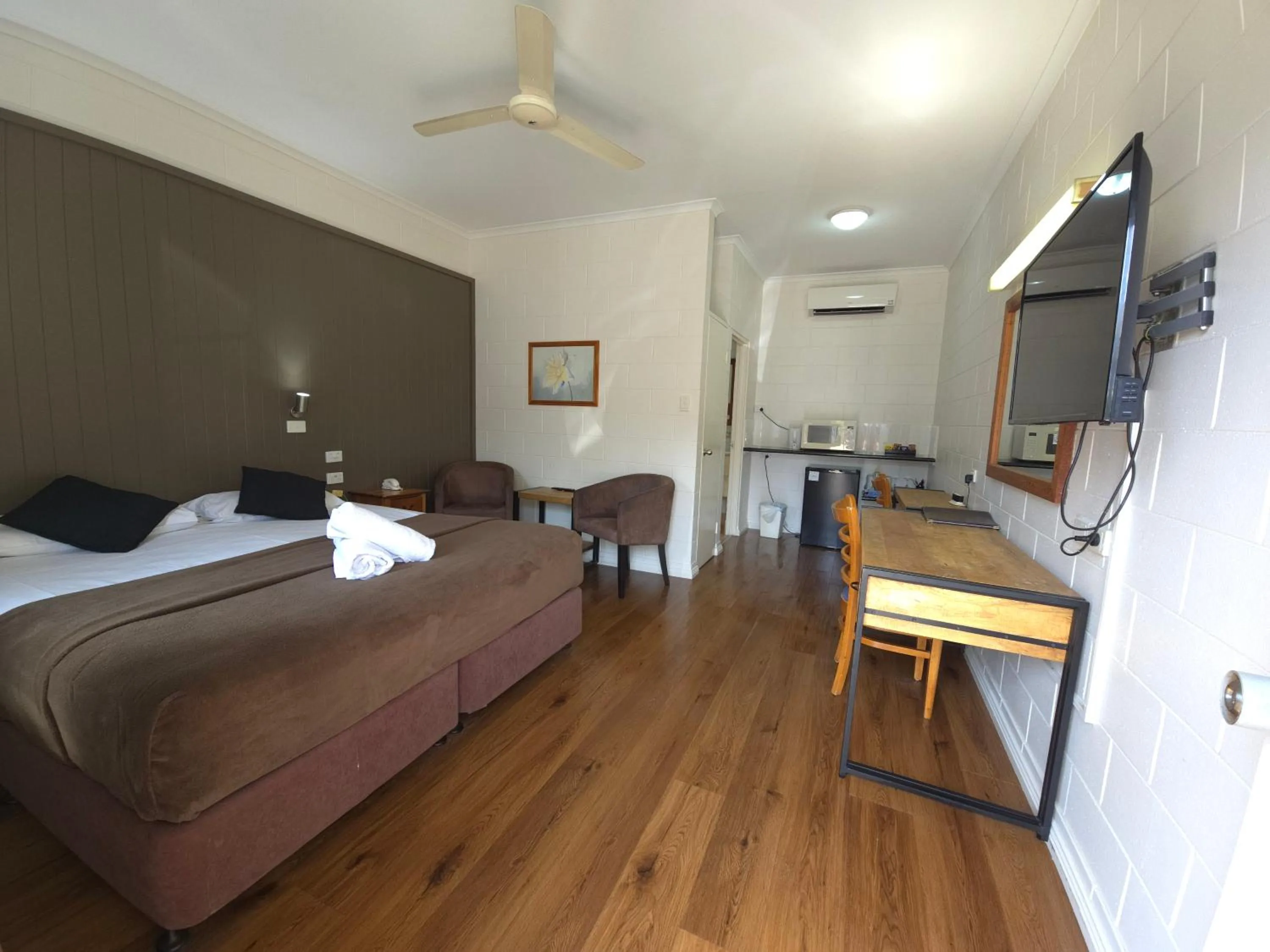 Bedroom, Bed in Colonial Rose Motel