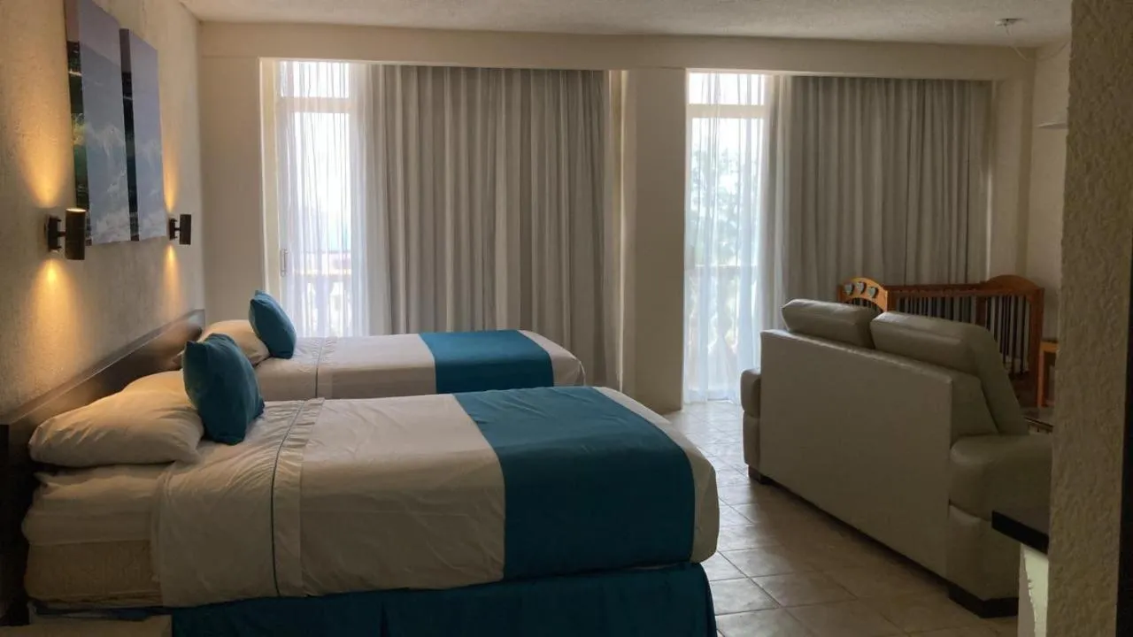 Photo of the whole room, Bed in Howard Johnson by Wyndham Veracruz