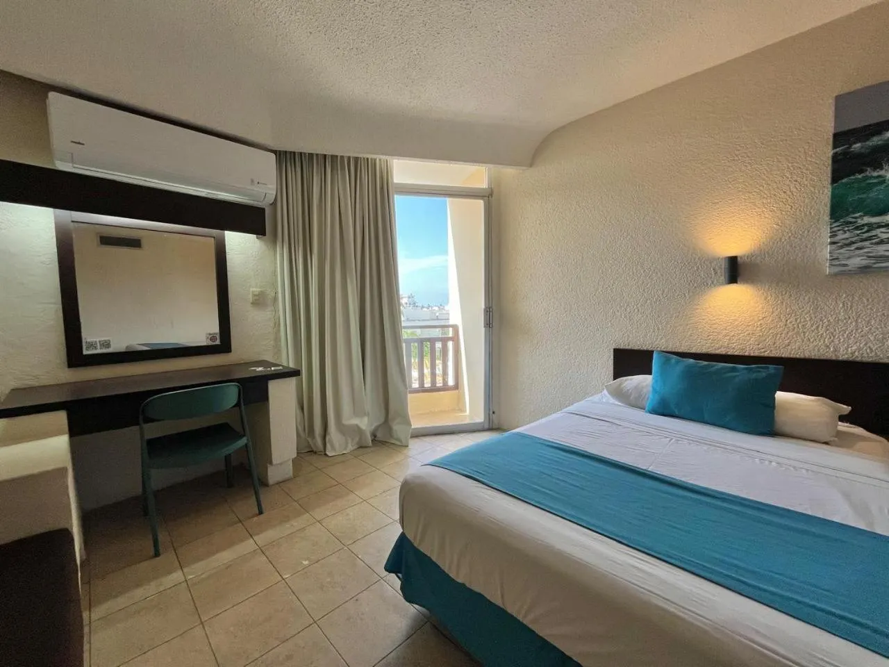 Photo of the whole room, Bed in Howard Johnson by Wyndham Veracruz