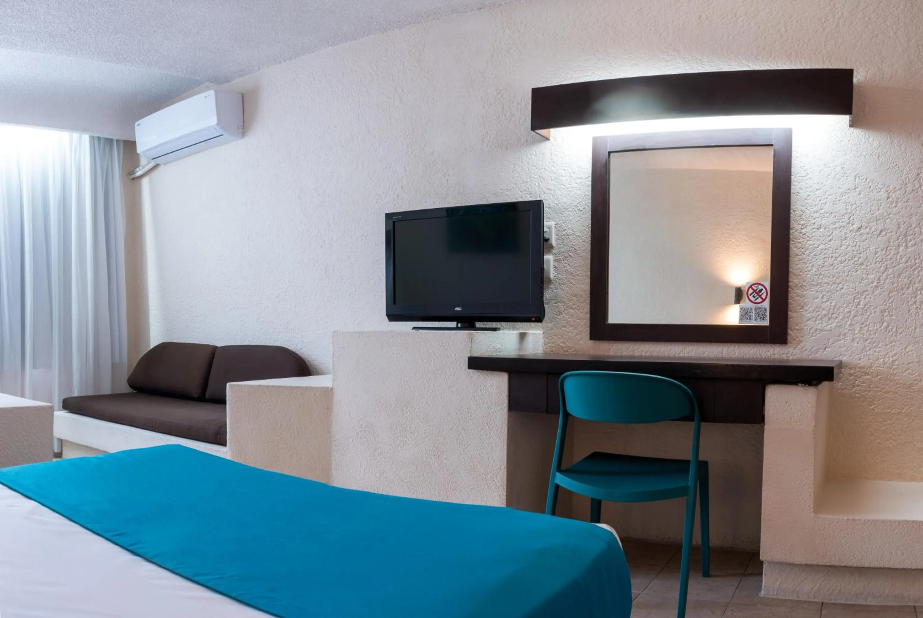 TV and multimedia, Bed in Howard Johnson by Wyndham Veracruz
