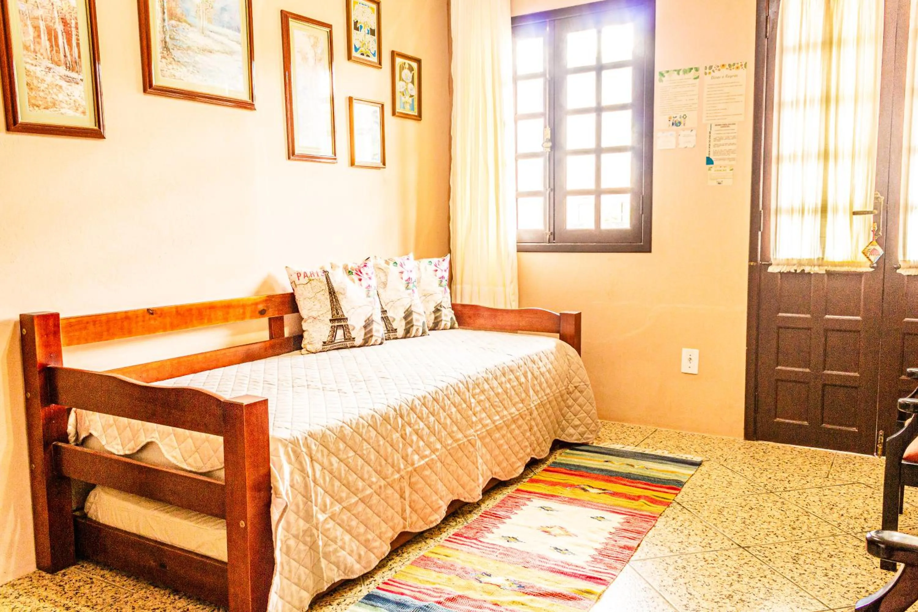 Living room, Bed in Pousada Casa do Oscar