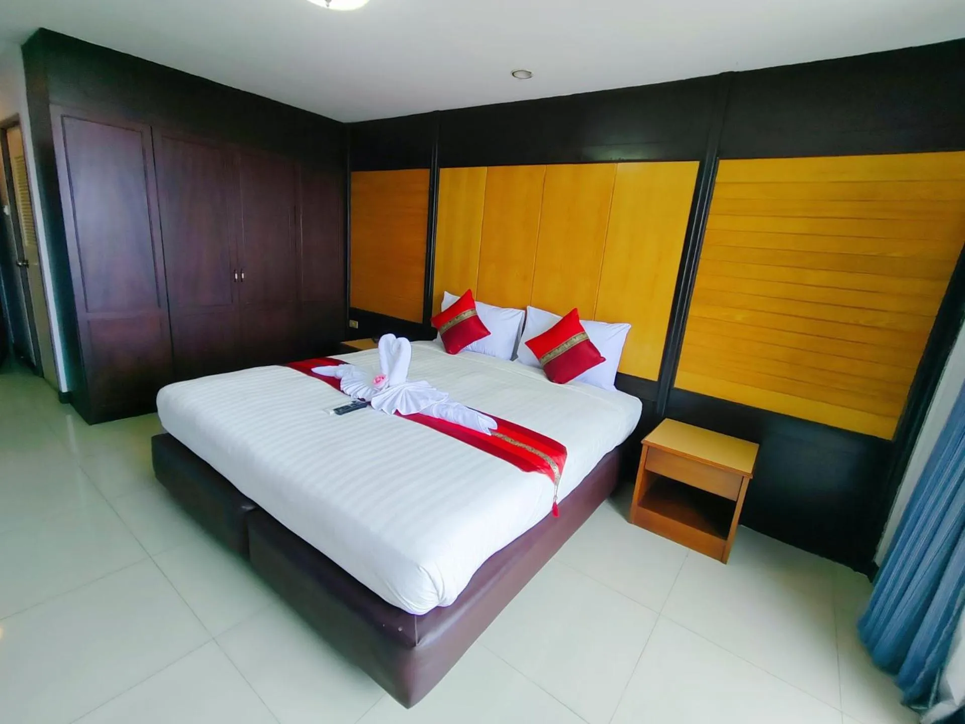 Bed in Suppamitr Villa Hotel