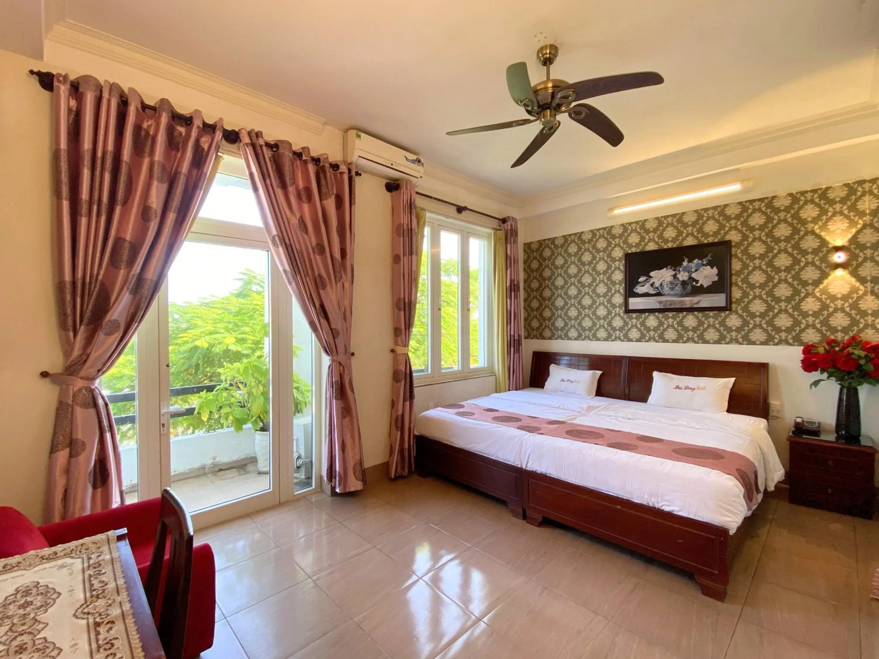 Photo of the whole room, Bed in Dai Long Hotel