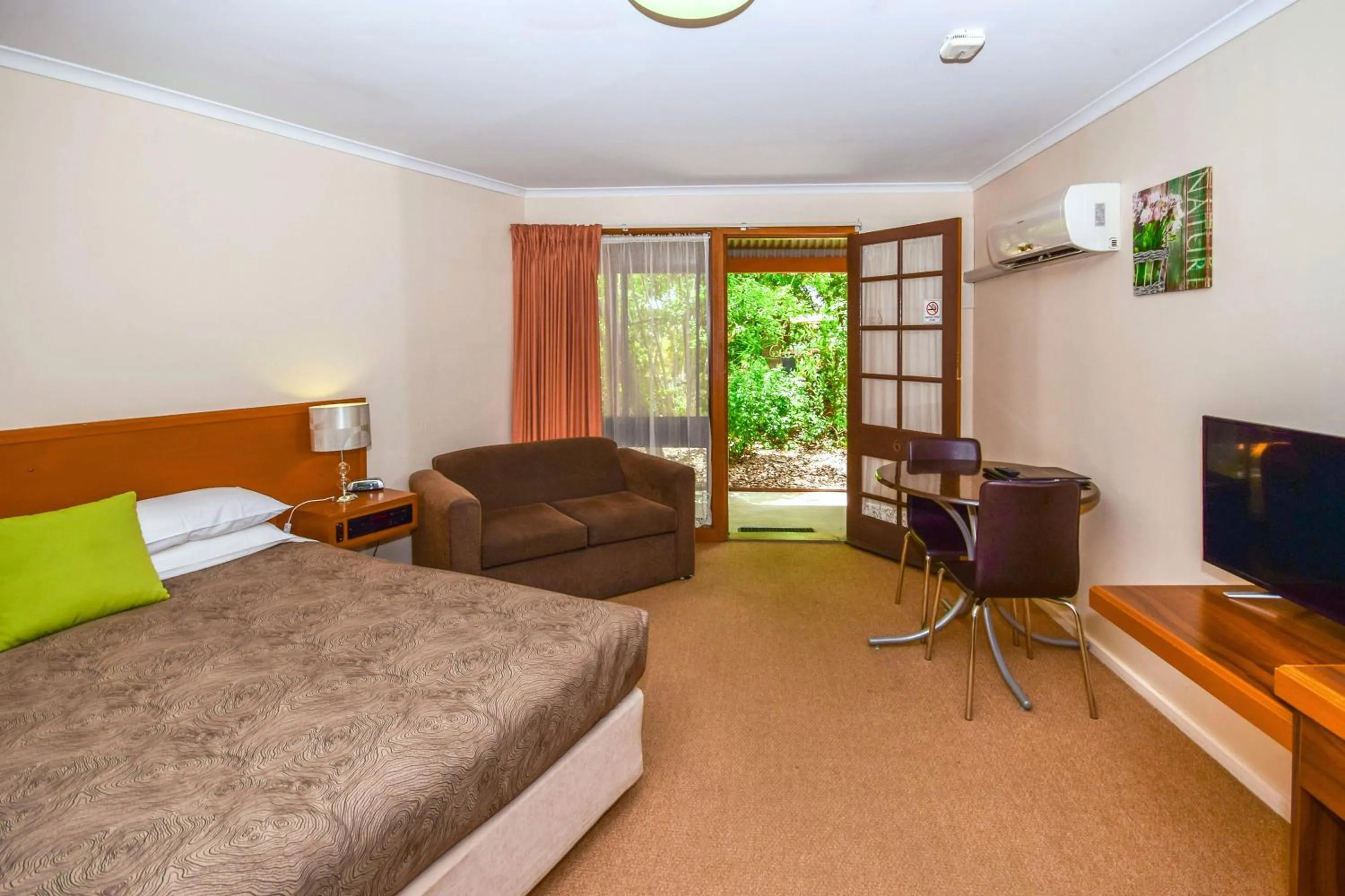 Dining area, Bed in River Country Inn