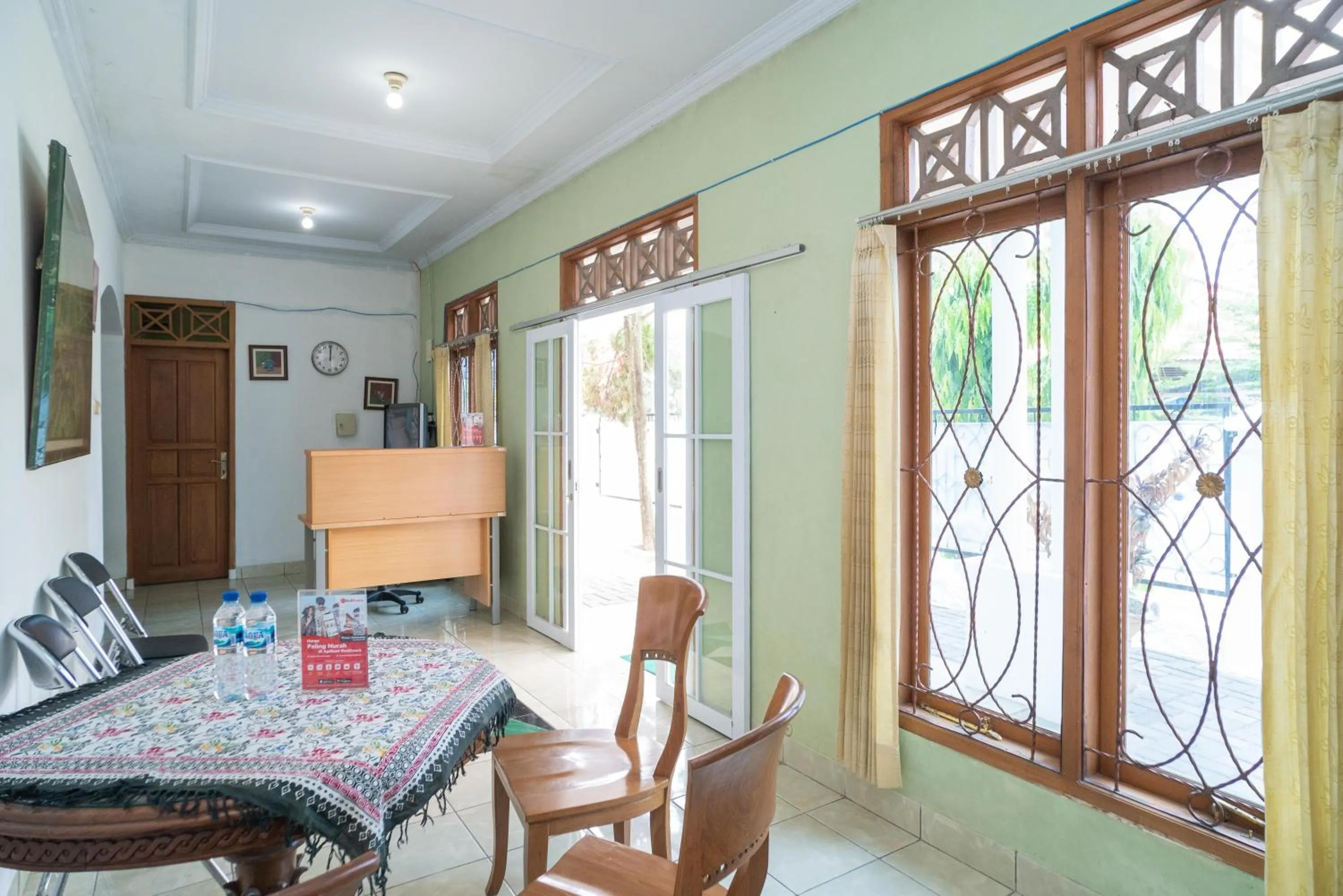 Lobby or reception in RedDoorz near Bundaran Ciceri