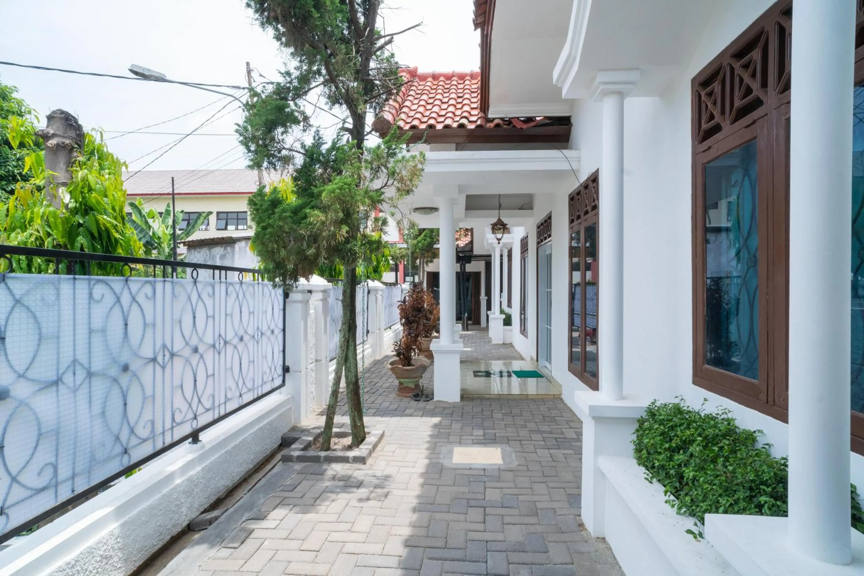 Facade/entrance in RedDoorz near Bundaran Ciceri