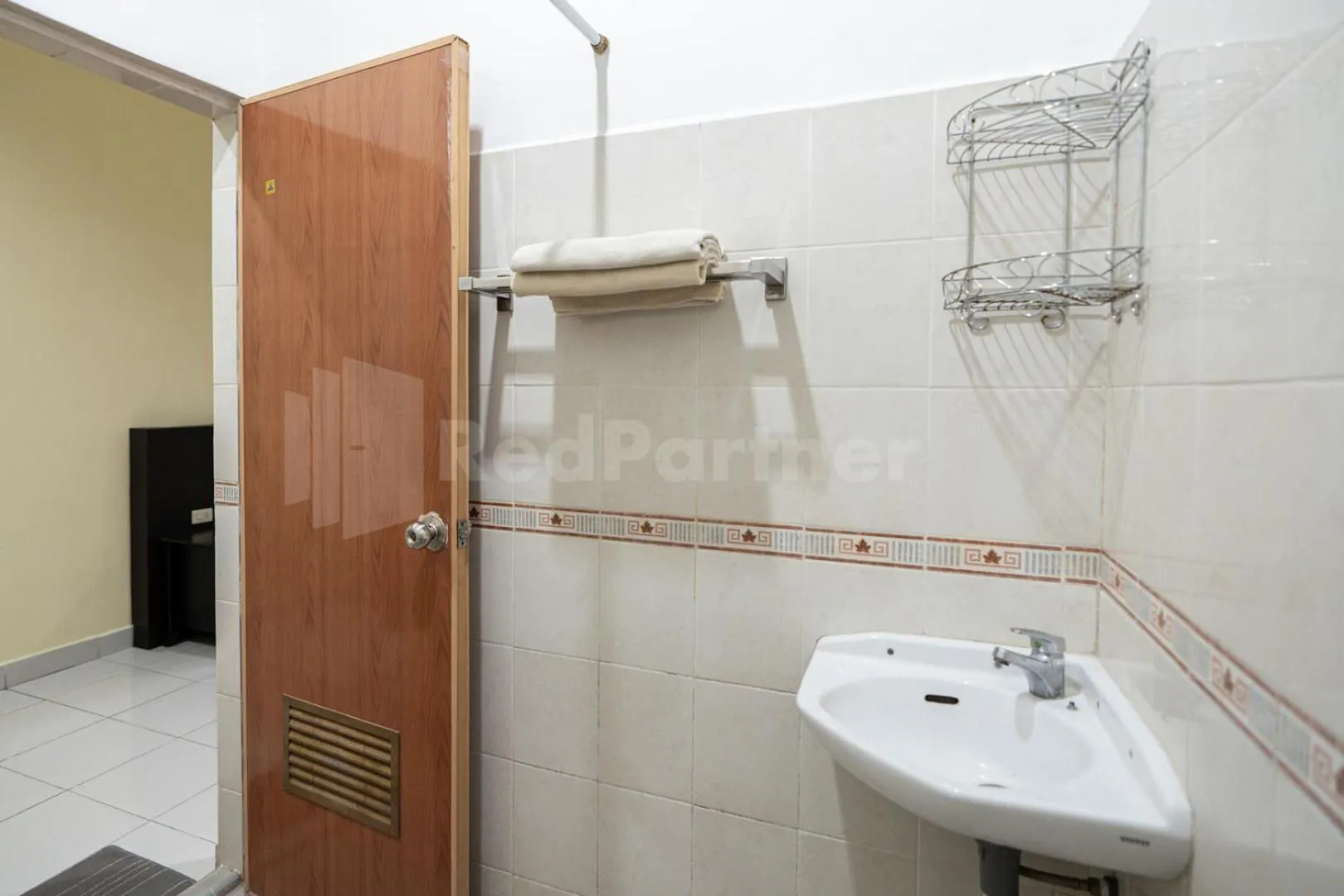Bathroom in Carolina Transit Medan Mitra RedDoorz